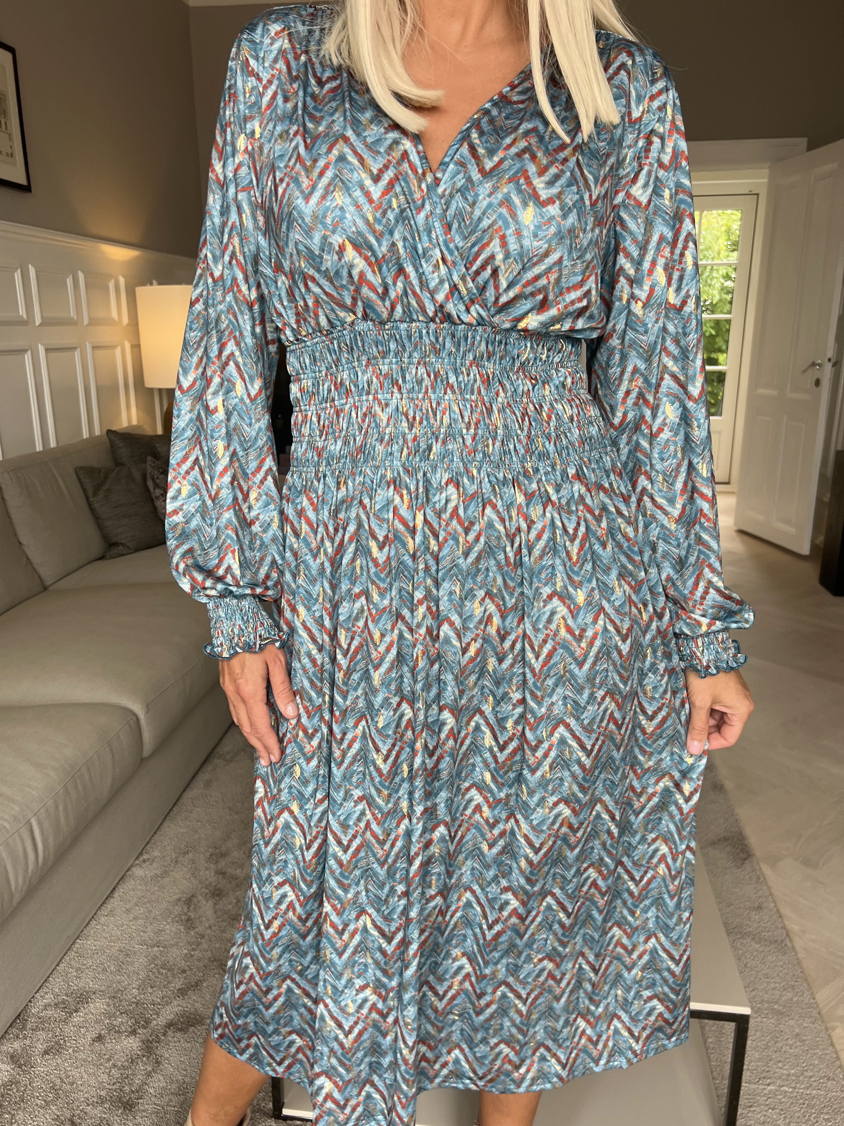 Pams ZigZag Midi L/S - Elastisk klänning i skrynkelfritt tyg med långa ärmar