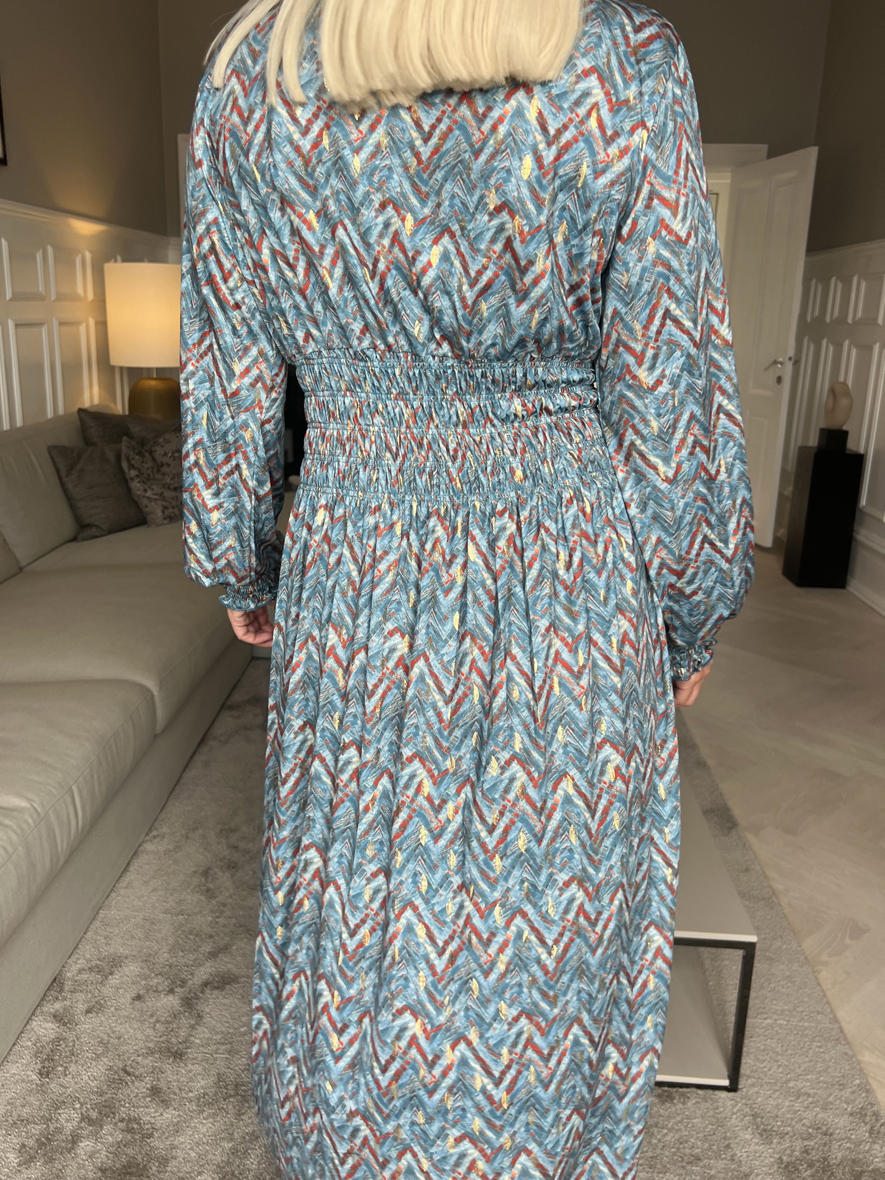 Pams ZigZag Midi L/S - Elastisk klänning i skrynkelfritt tyg med långa ärmar