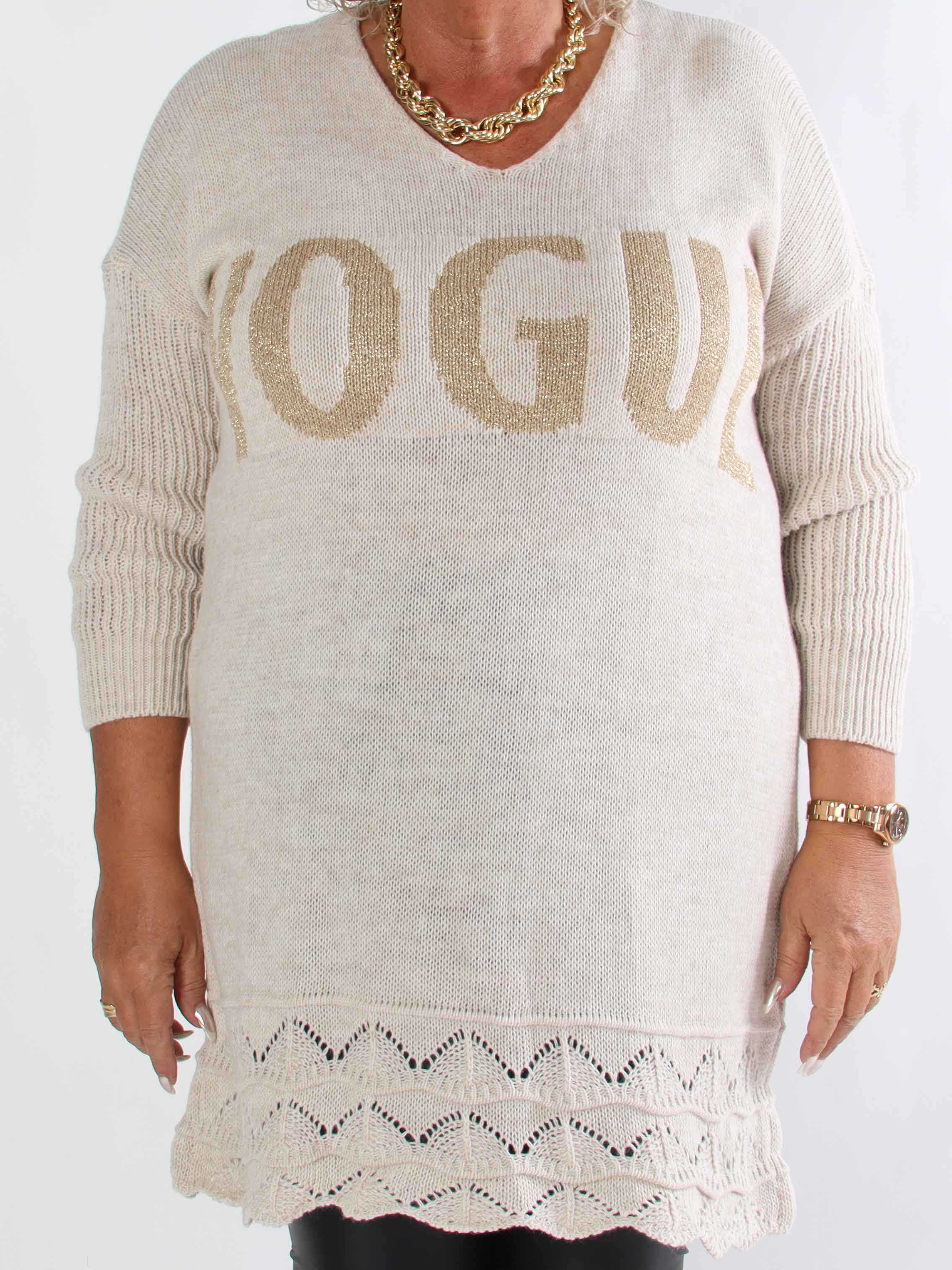 Rebeca Gold - Stickad plus size blus med VOGUE och mönster nedtill