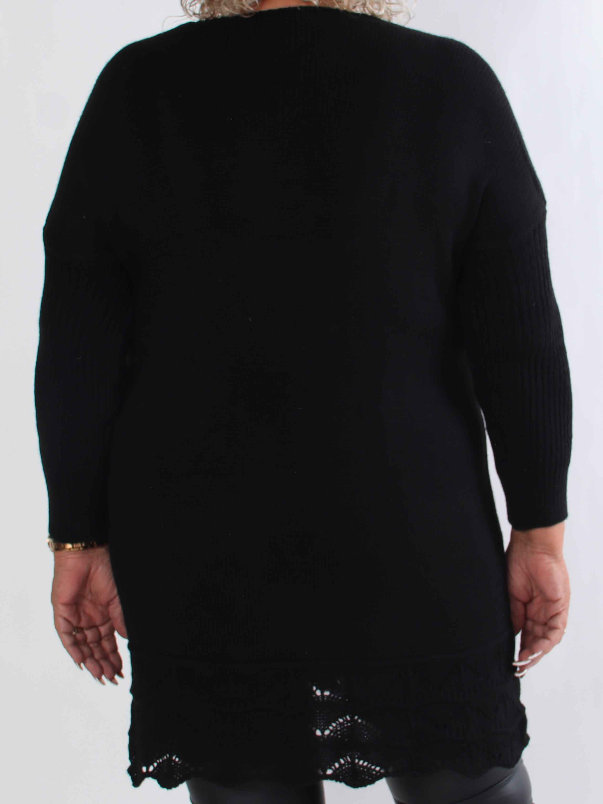 Rebeca Gold - Stickad plus size blus med VOGUE och mönster nedtill