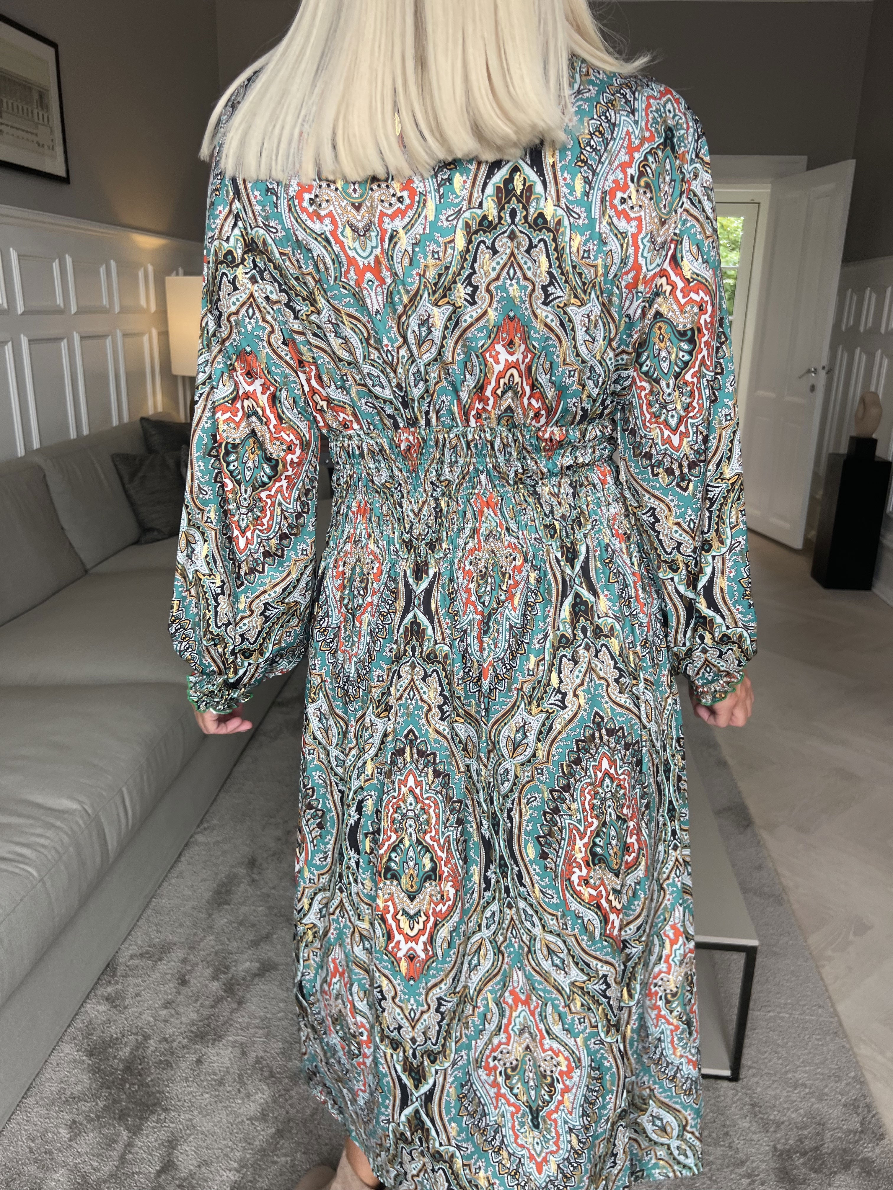 Pams Pattern Midi L/S - Elastisk klänning i skrynkelfritt tyg med långa ärmar
