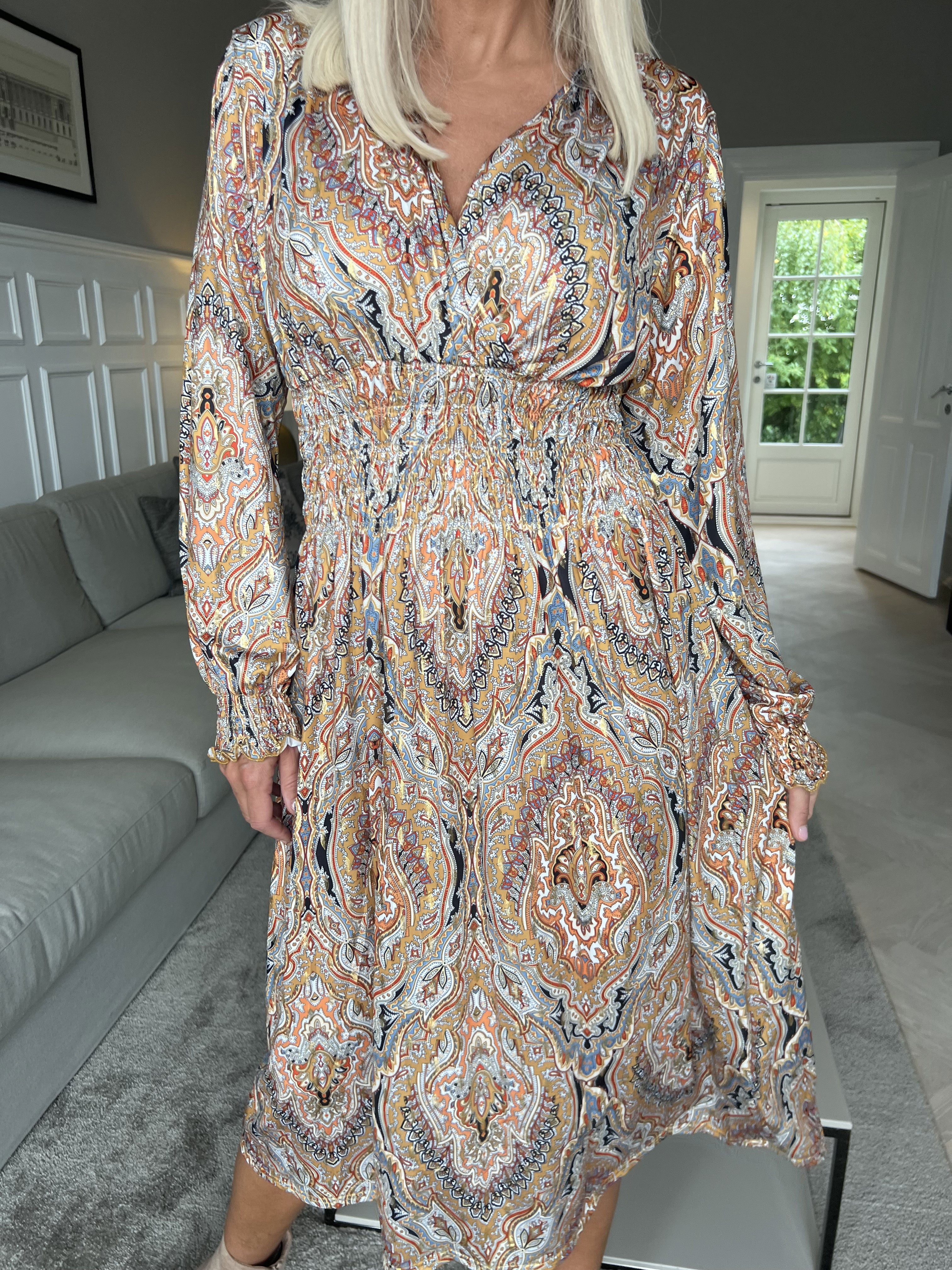 Pams Pattern Midi L/S - Elastisk klänning i skrynkelfritt tyg med långa ärmar