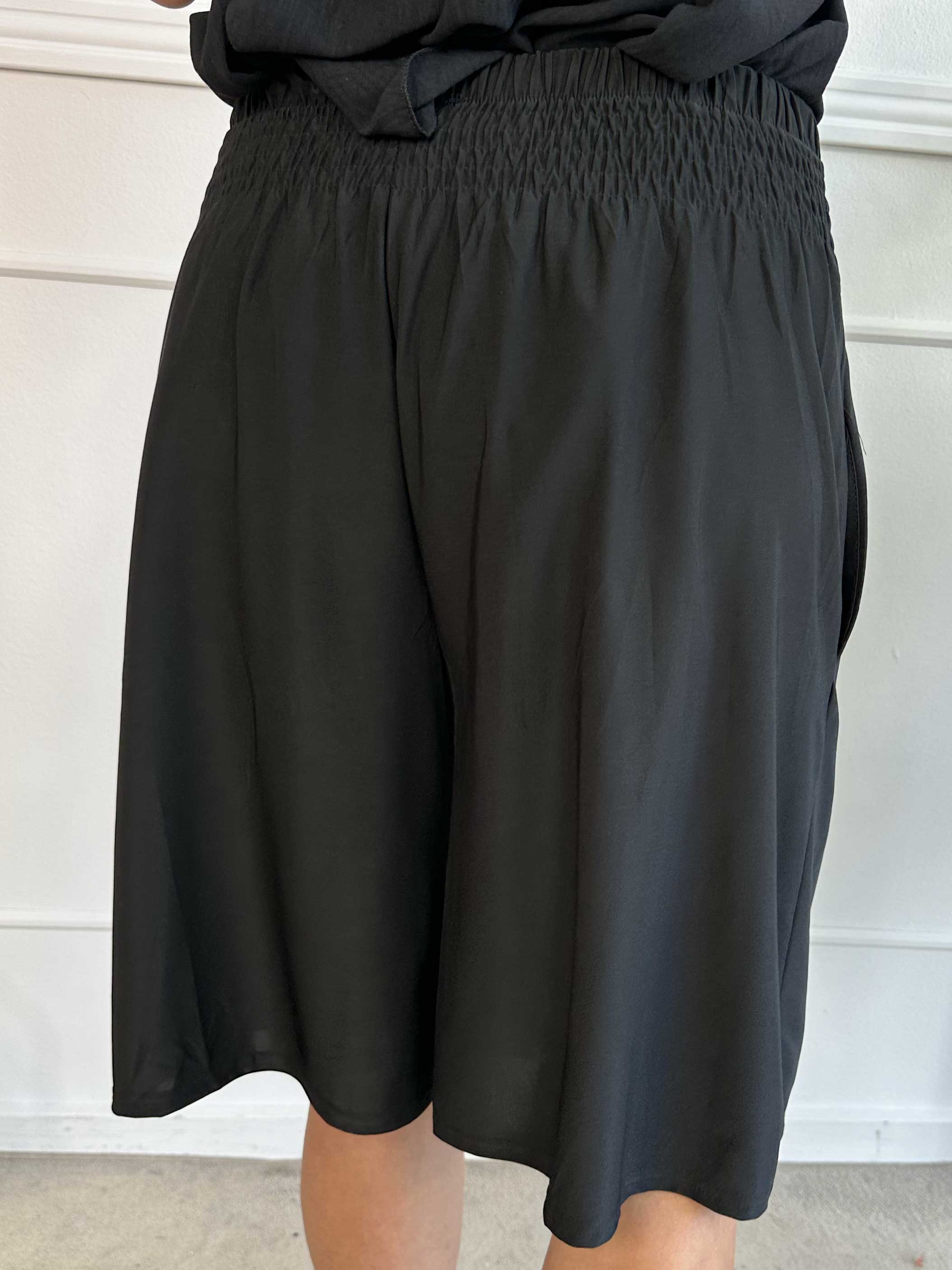 Pams Plain Short Knickers - Shorts i elastiskt tyg med resårkant