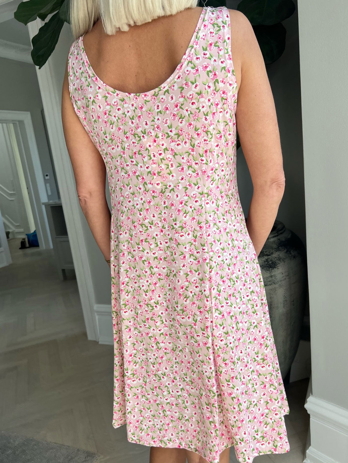 Maj Small Flower - Söt elastisk sommarklänning i blommigt mönster
