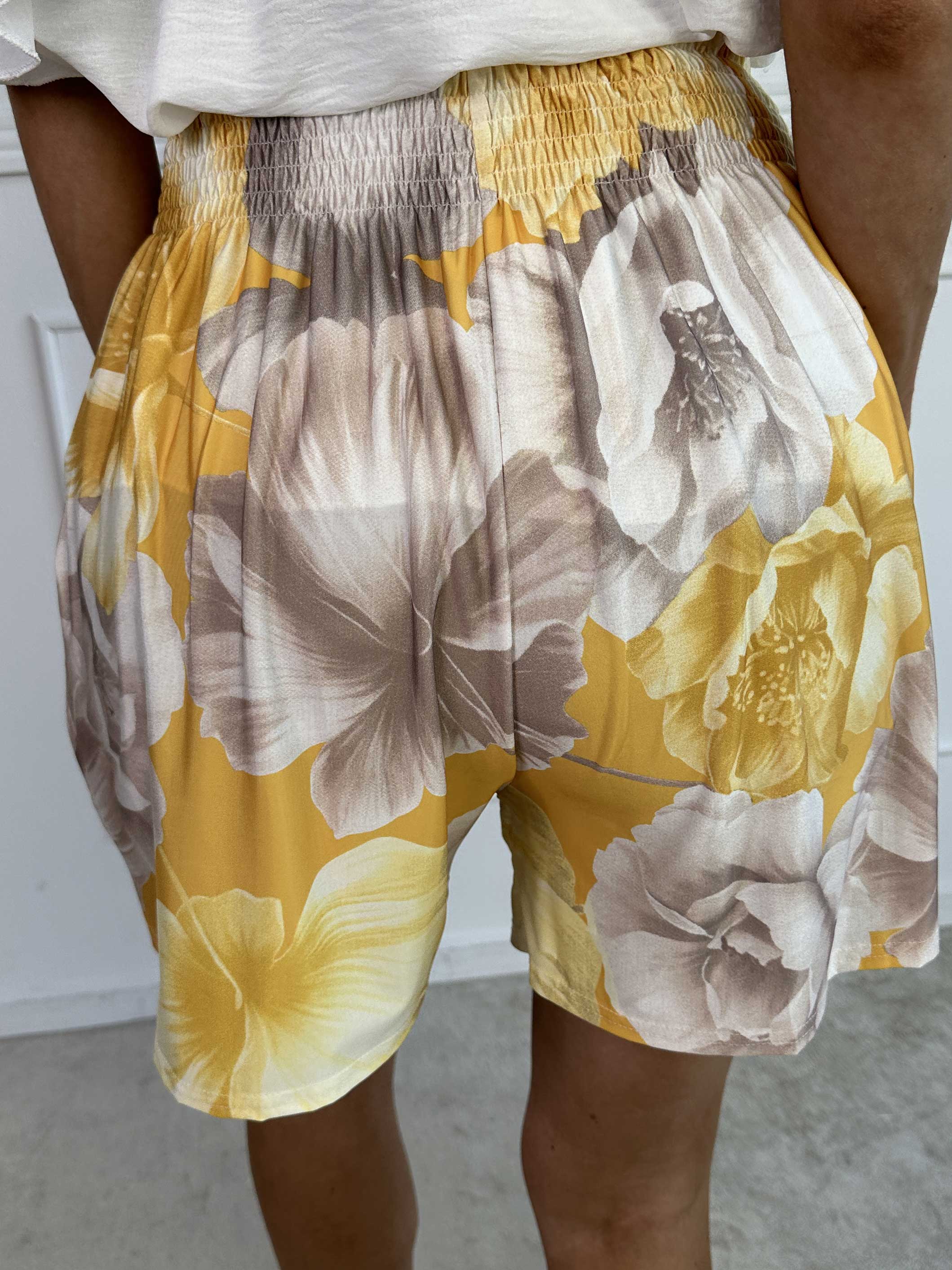 Pams Flower Shorts - Elastiska shorts med blommigt tryck
