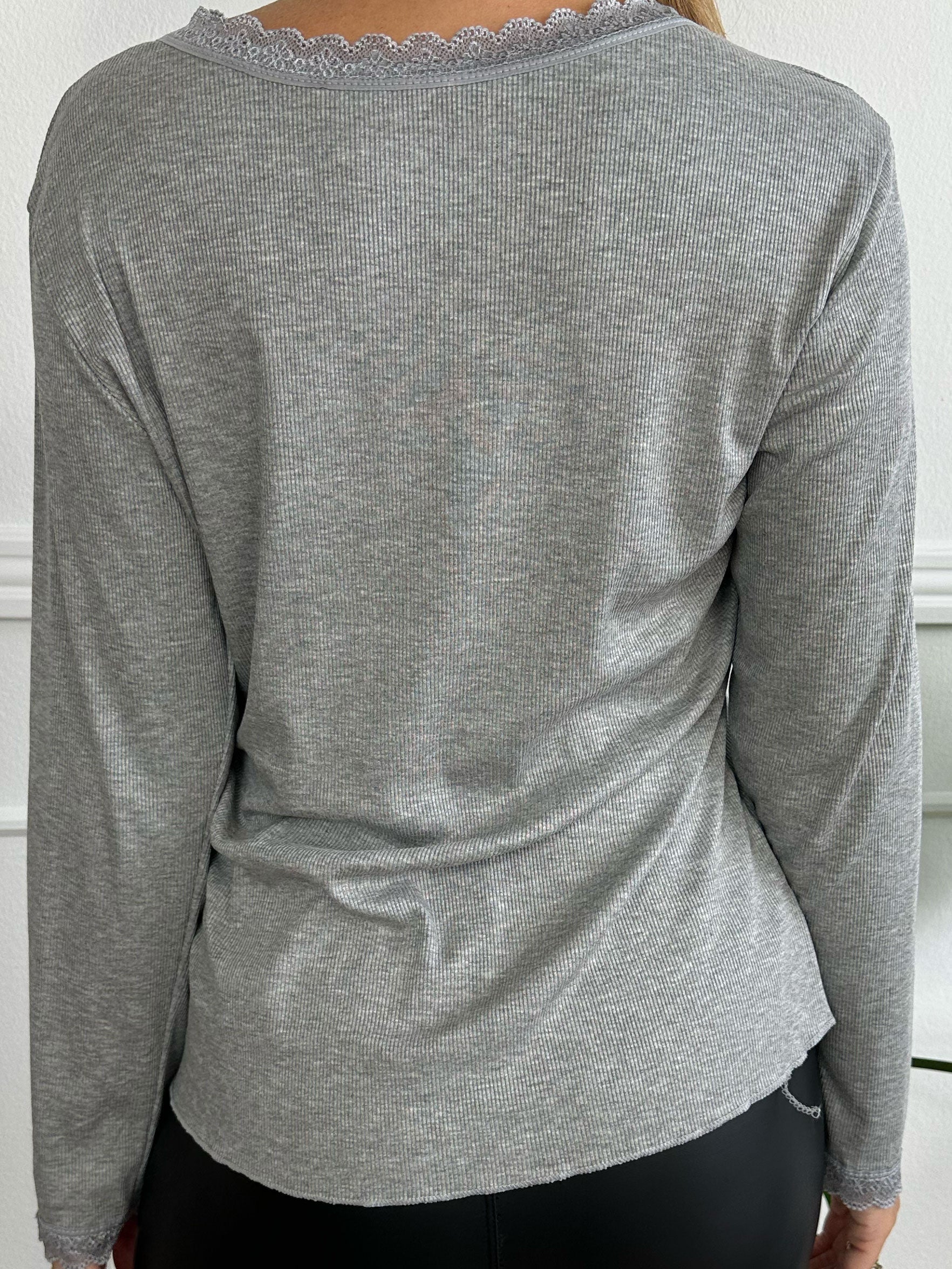 Ibina Long Sleeve - Söt blus med veck och spetskant
