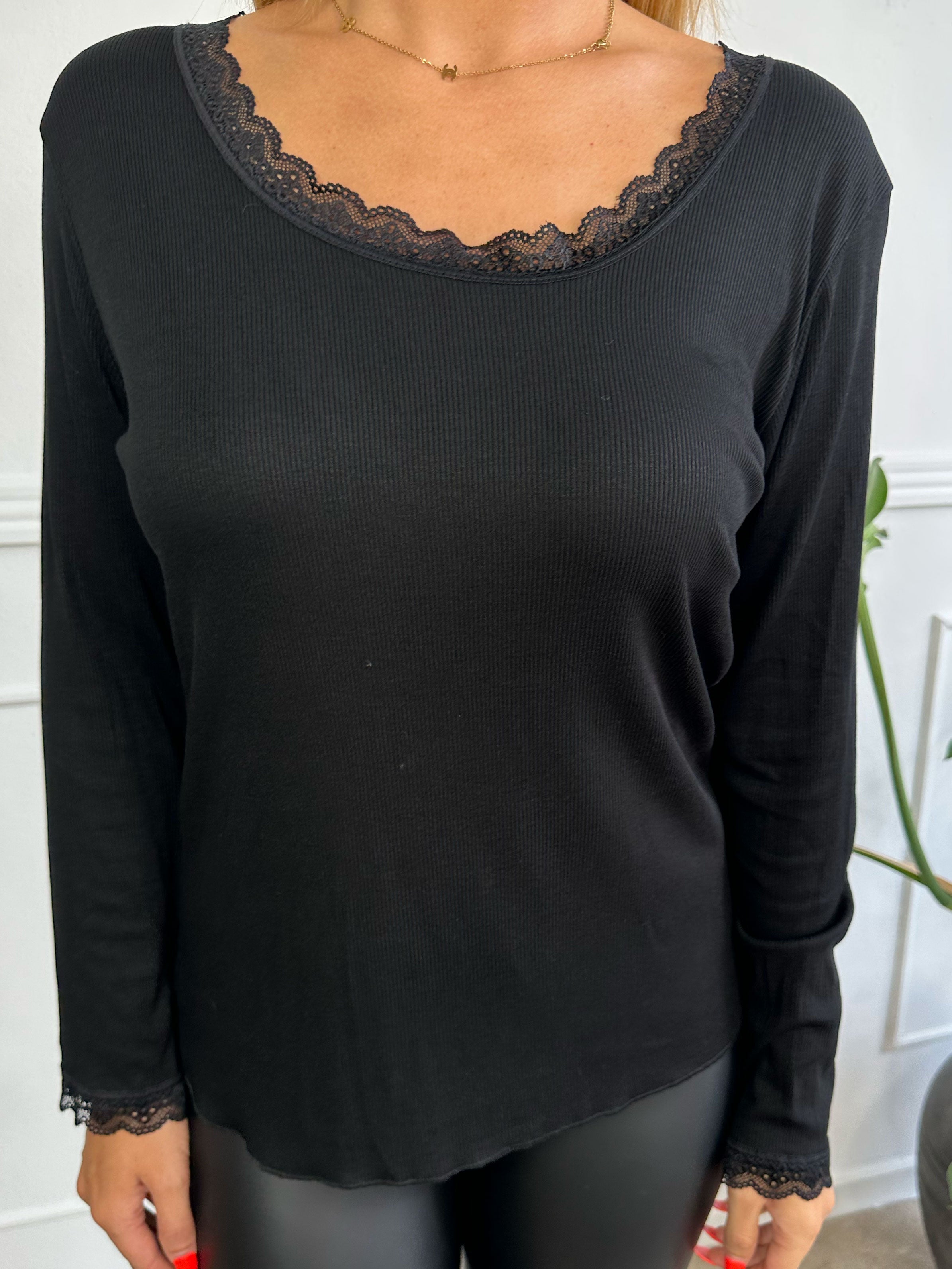 Ibina Long Sleeve - Söt blus med veck och spetskant