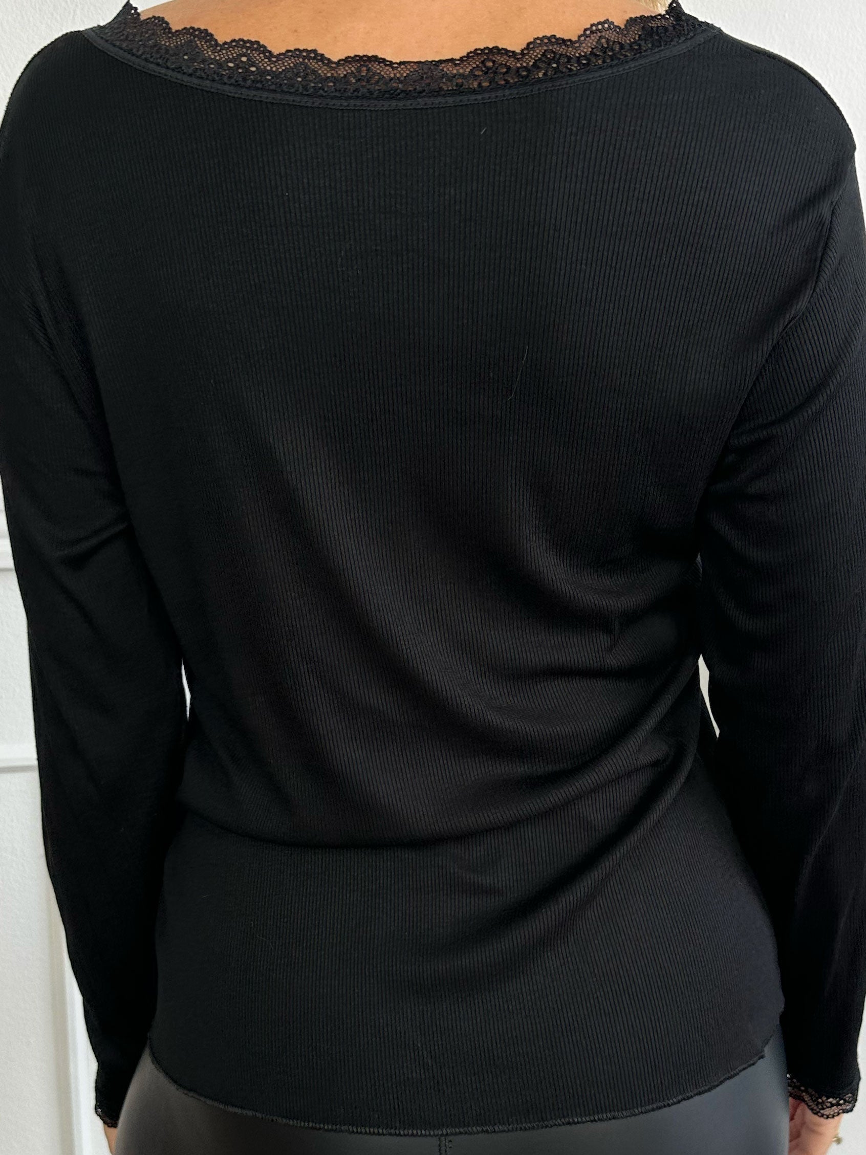 Ibina Long Sleeve - Söt blus med veck och spetskant