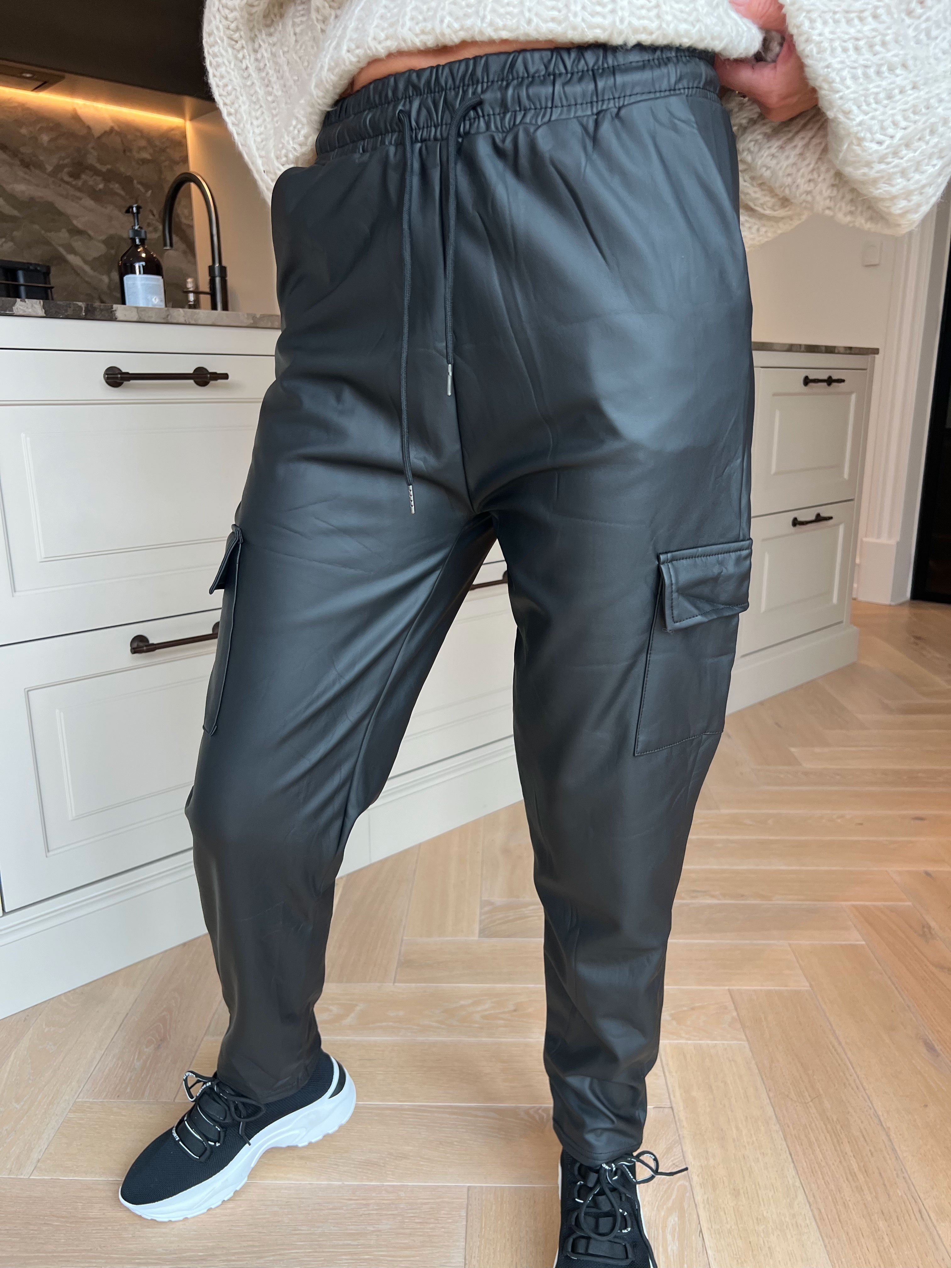 Ivy - Cool bukser i læderlook med praktiske lommer på siden af benene