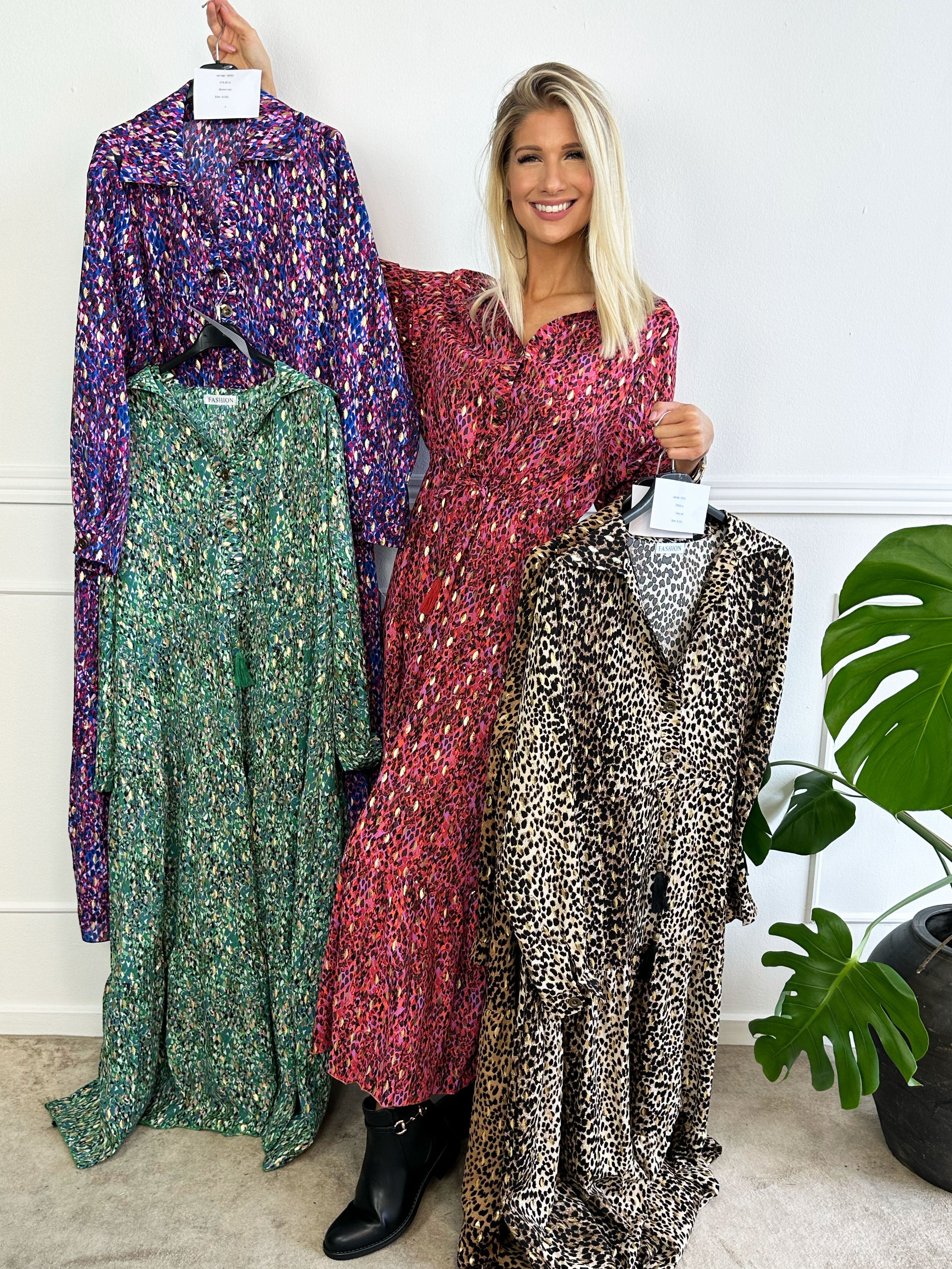 Jamilah - Lång klänning i lager på lager look med gulddetaljer