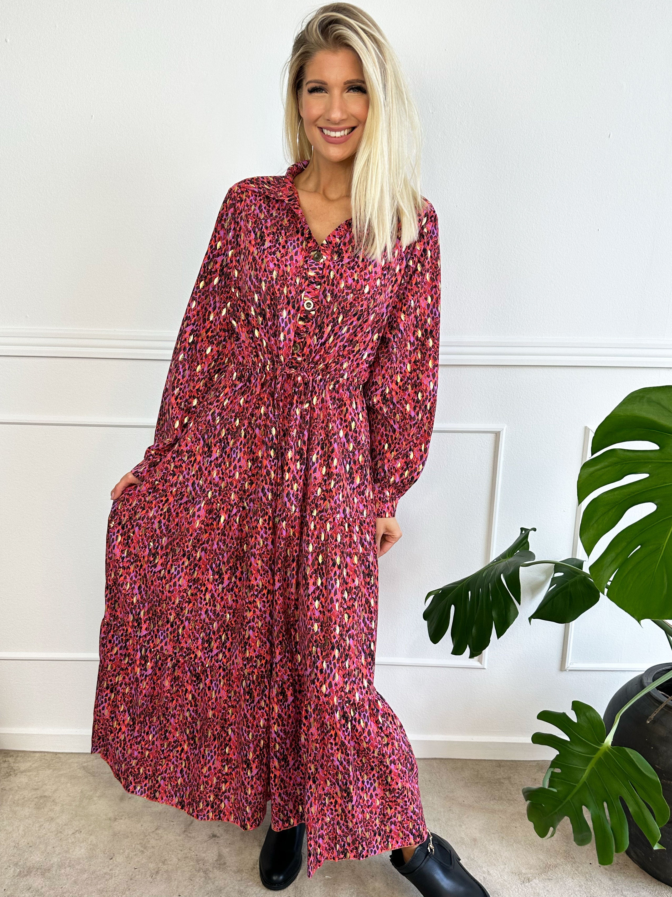 Jamilah - Lång klänning i lager på lager look med gulddetaljer