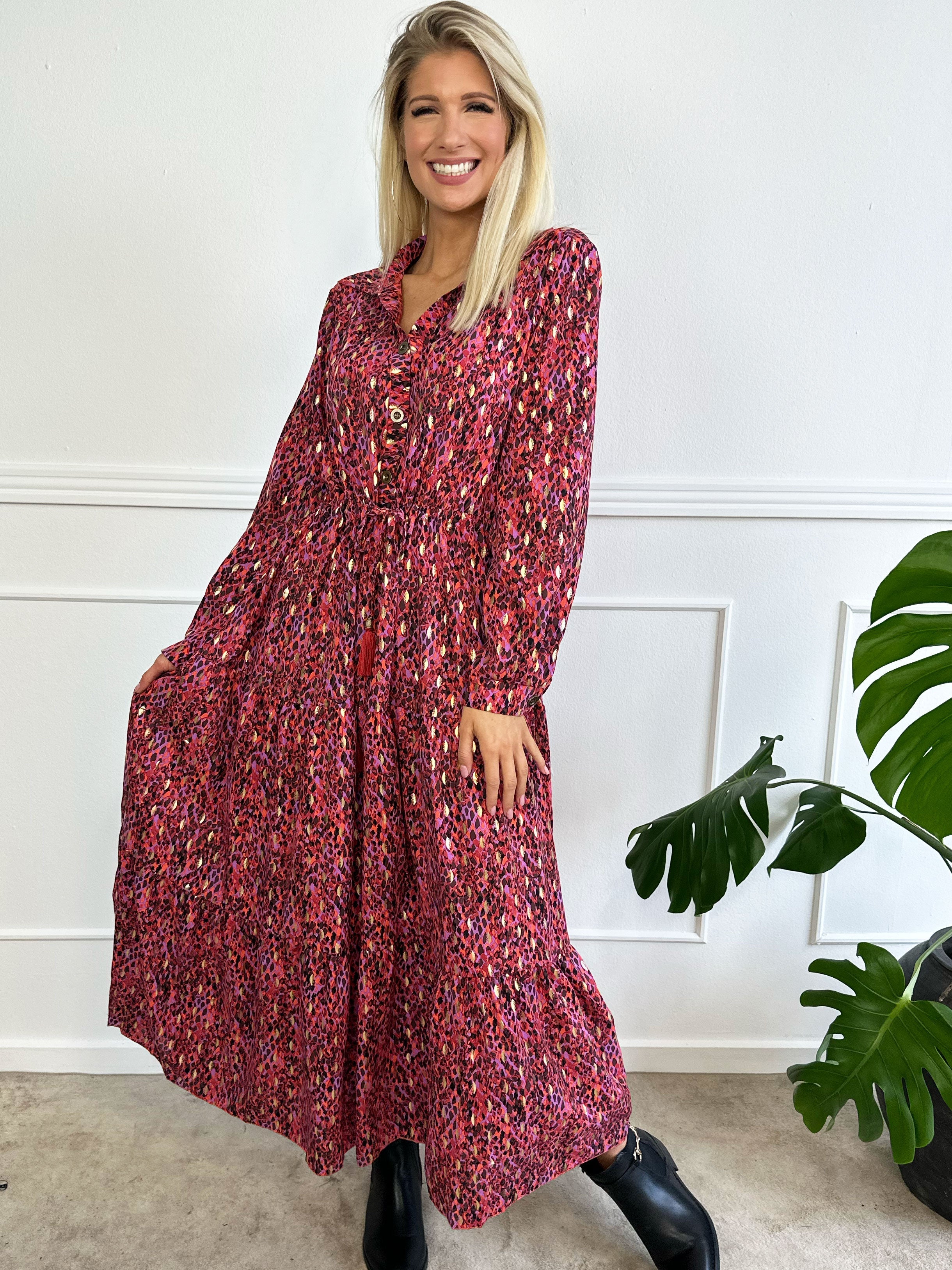 Jamilah - Lång klänning i lager på lager look med gulddetaljer