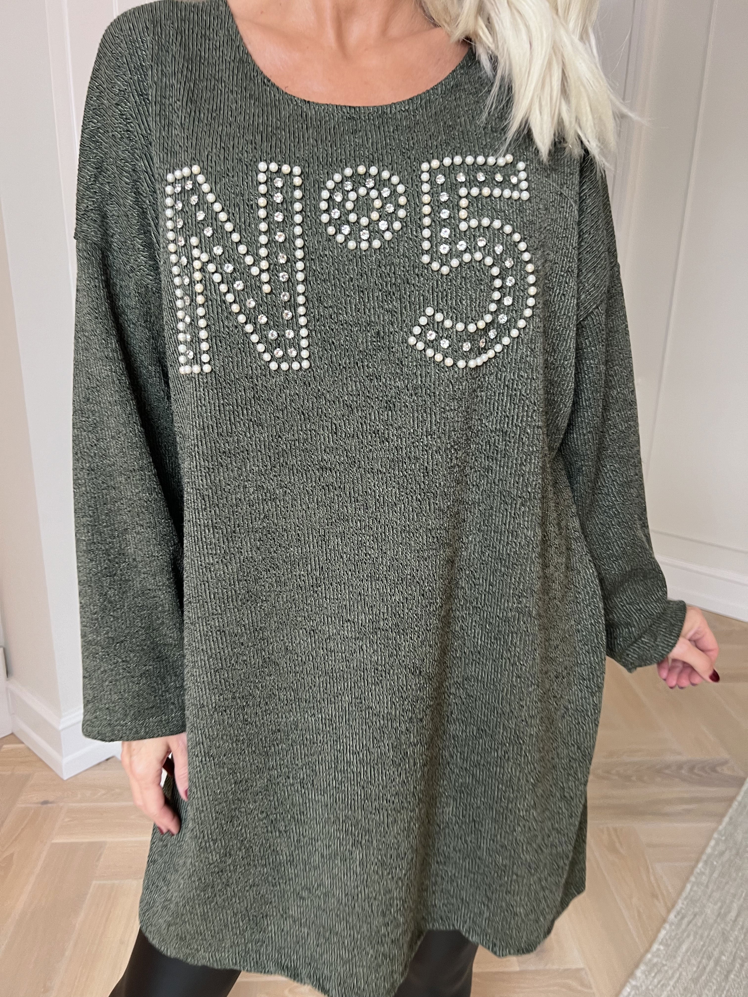 Jana - Mjuk och lätt klänning med strass och pärlor på bysten