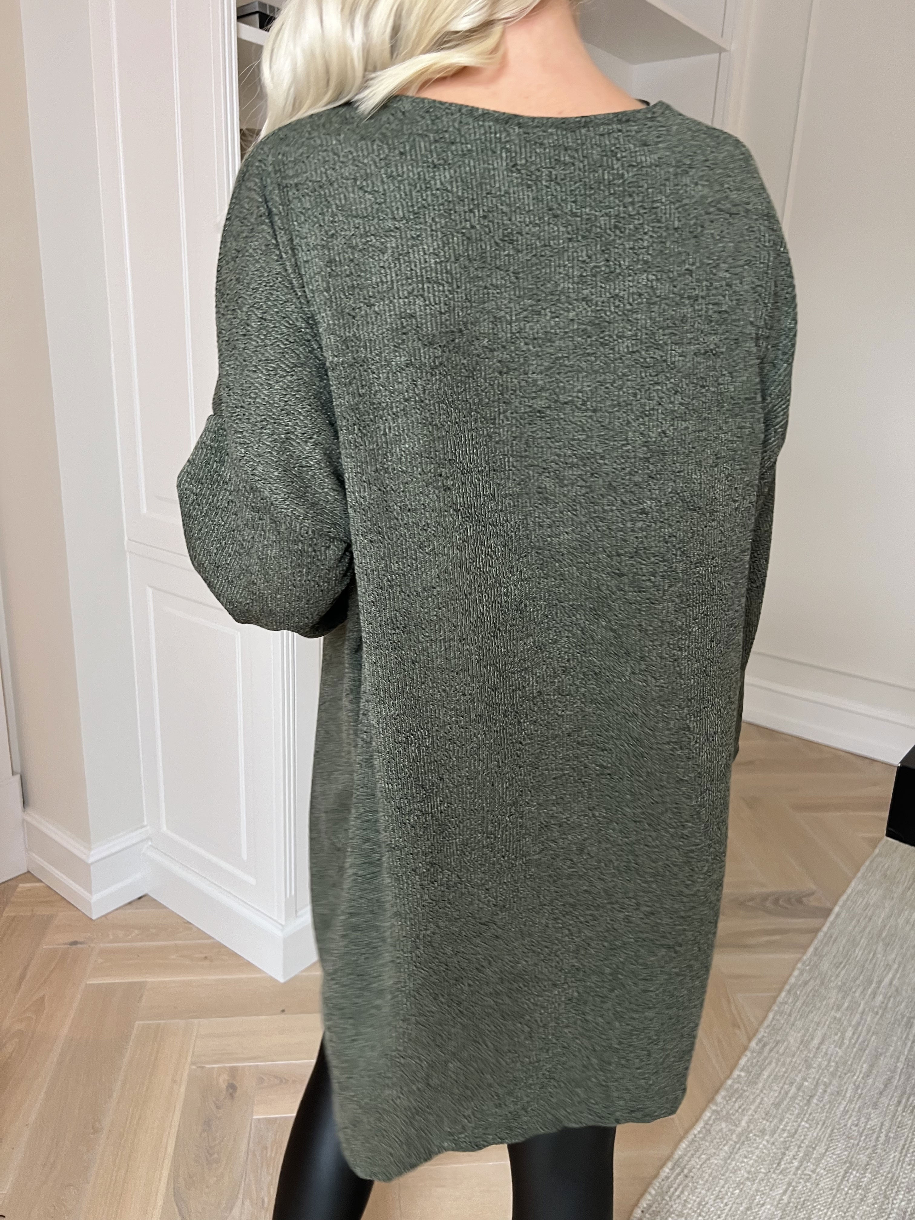 Jana - Mjuk och lätt klänning med strass och pärlor på bysten