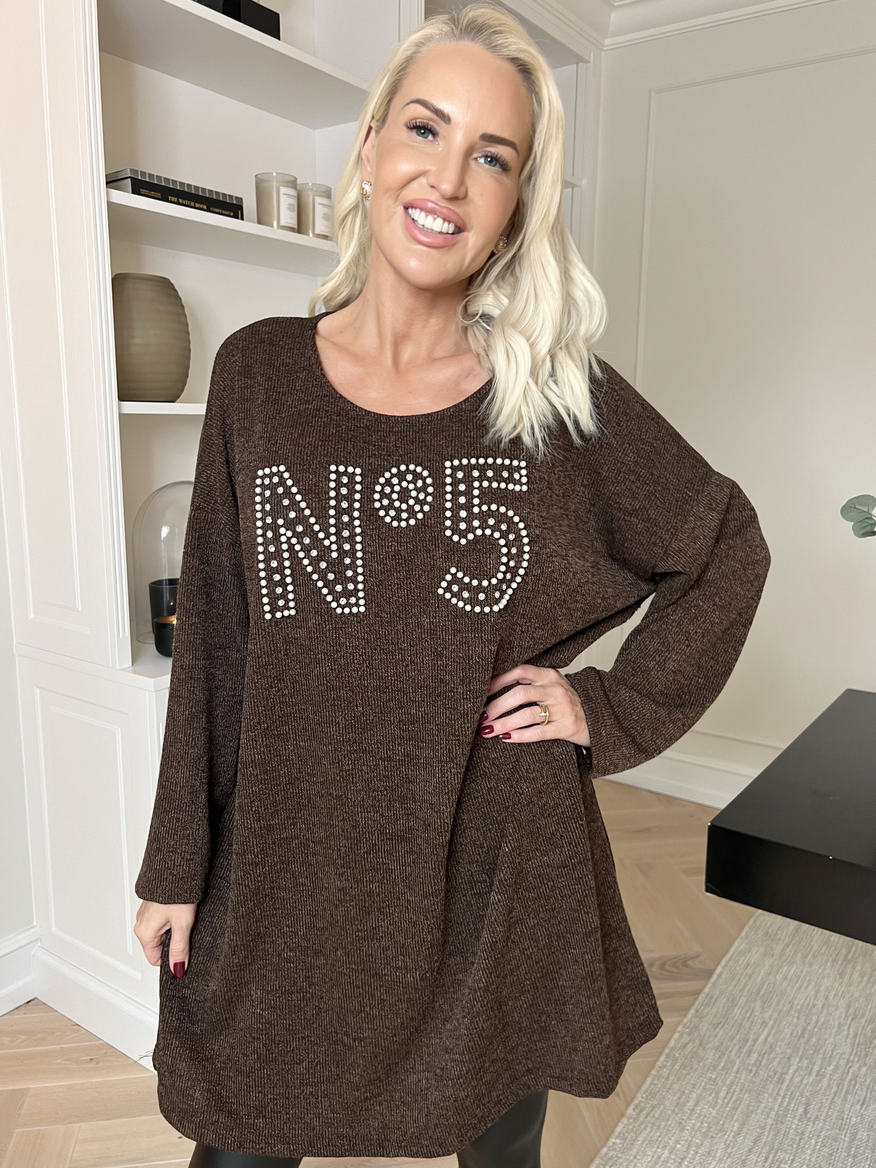 Jana - Mjuk och lätt klänning med strass och pärlor på bysten