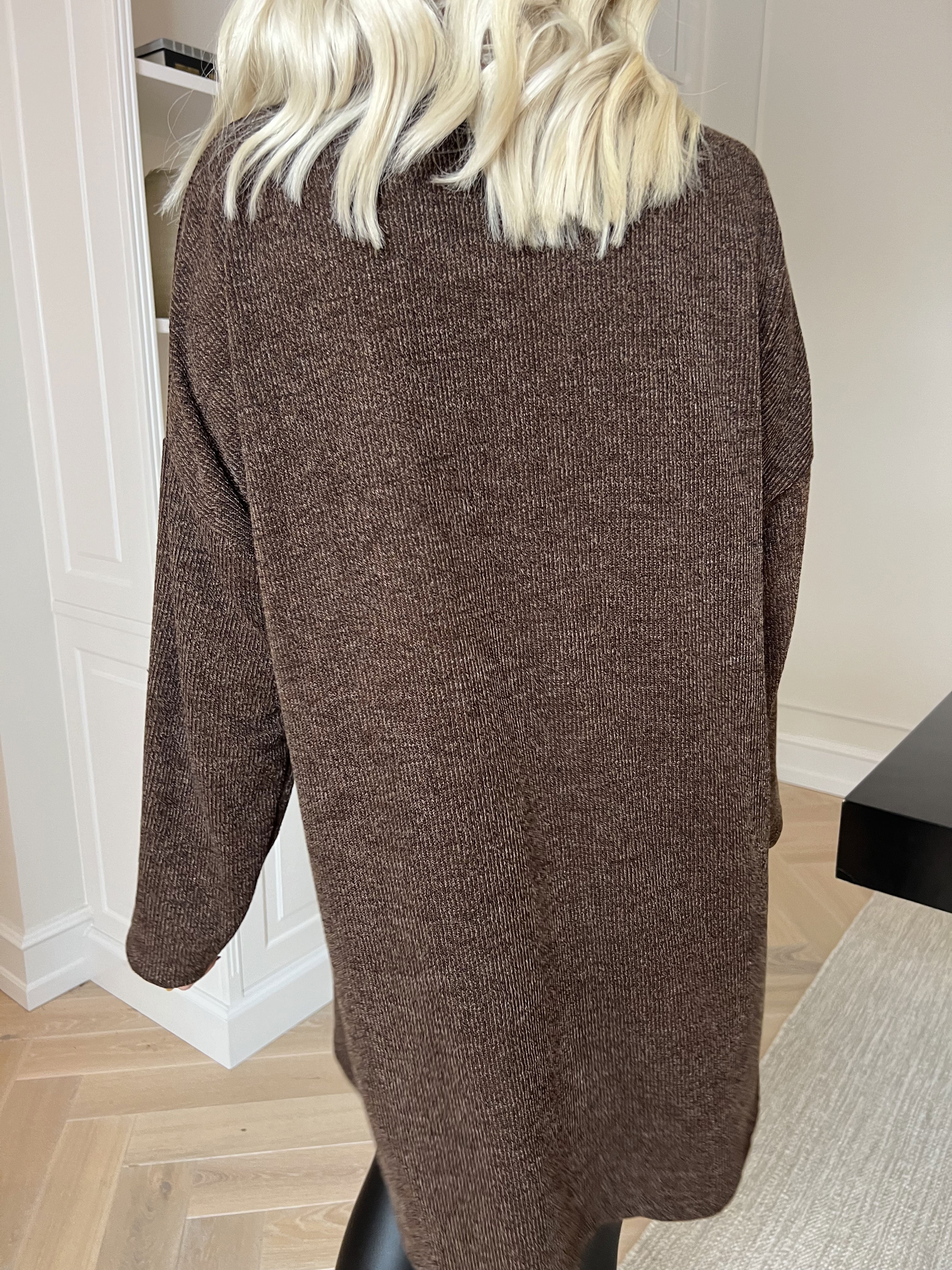 Jana - Mjuk och lätt klänning med strass och pärlor på bysten