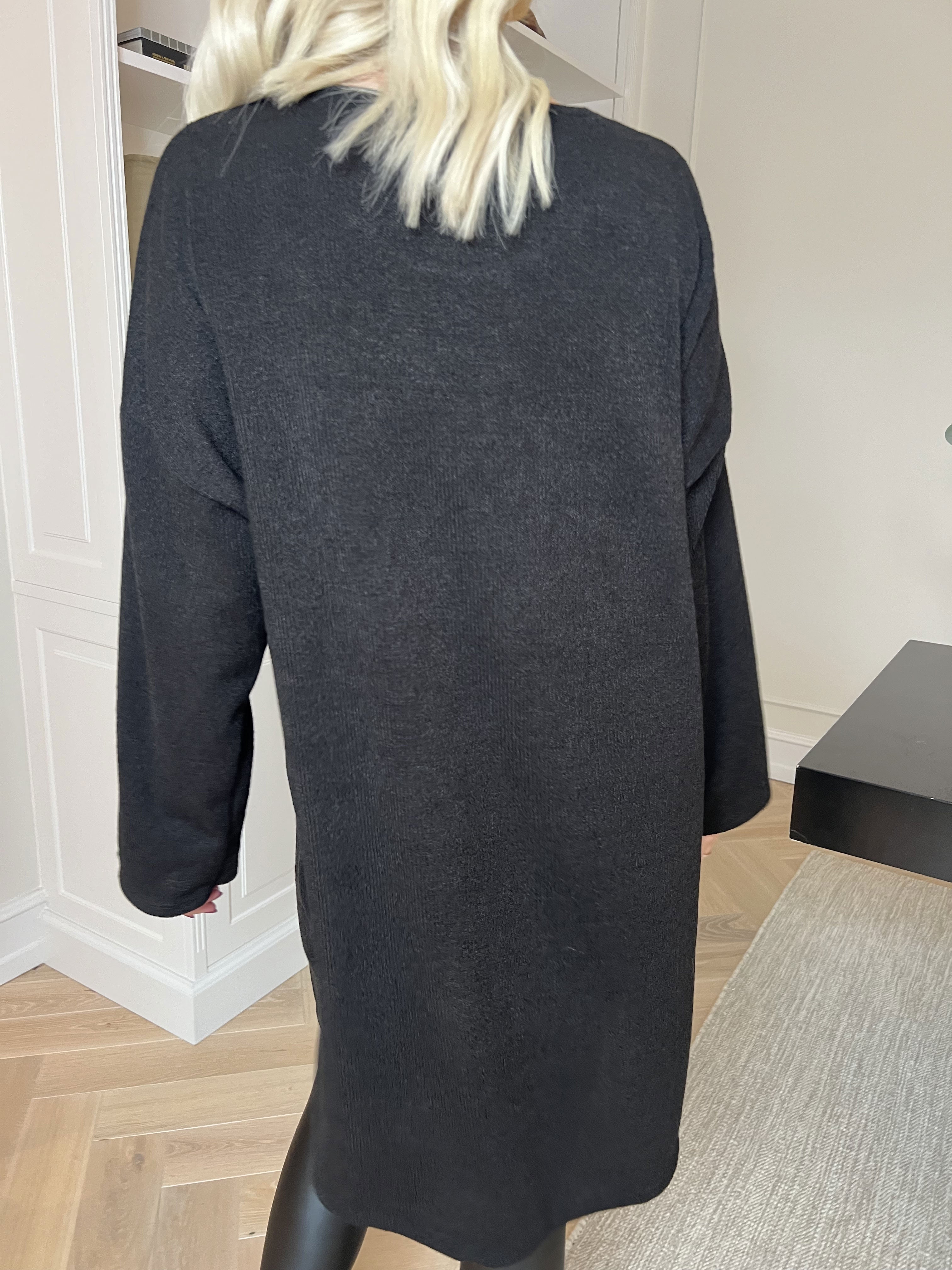 Jana - Mjuk och lätt klänning med strass och pärlor på bysten