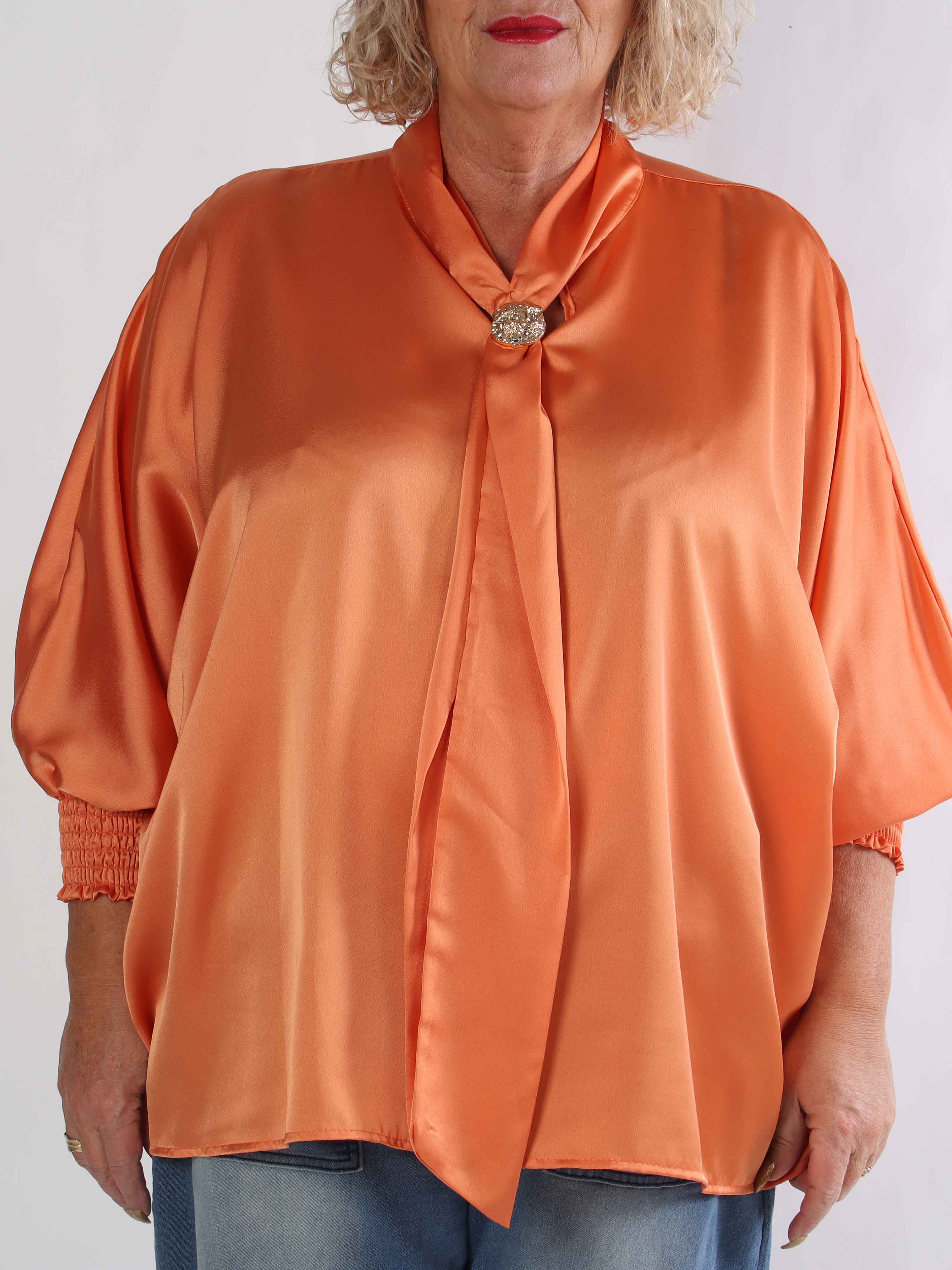 Janai - Sød plus size tunika i silkelook med guld broche