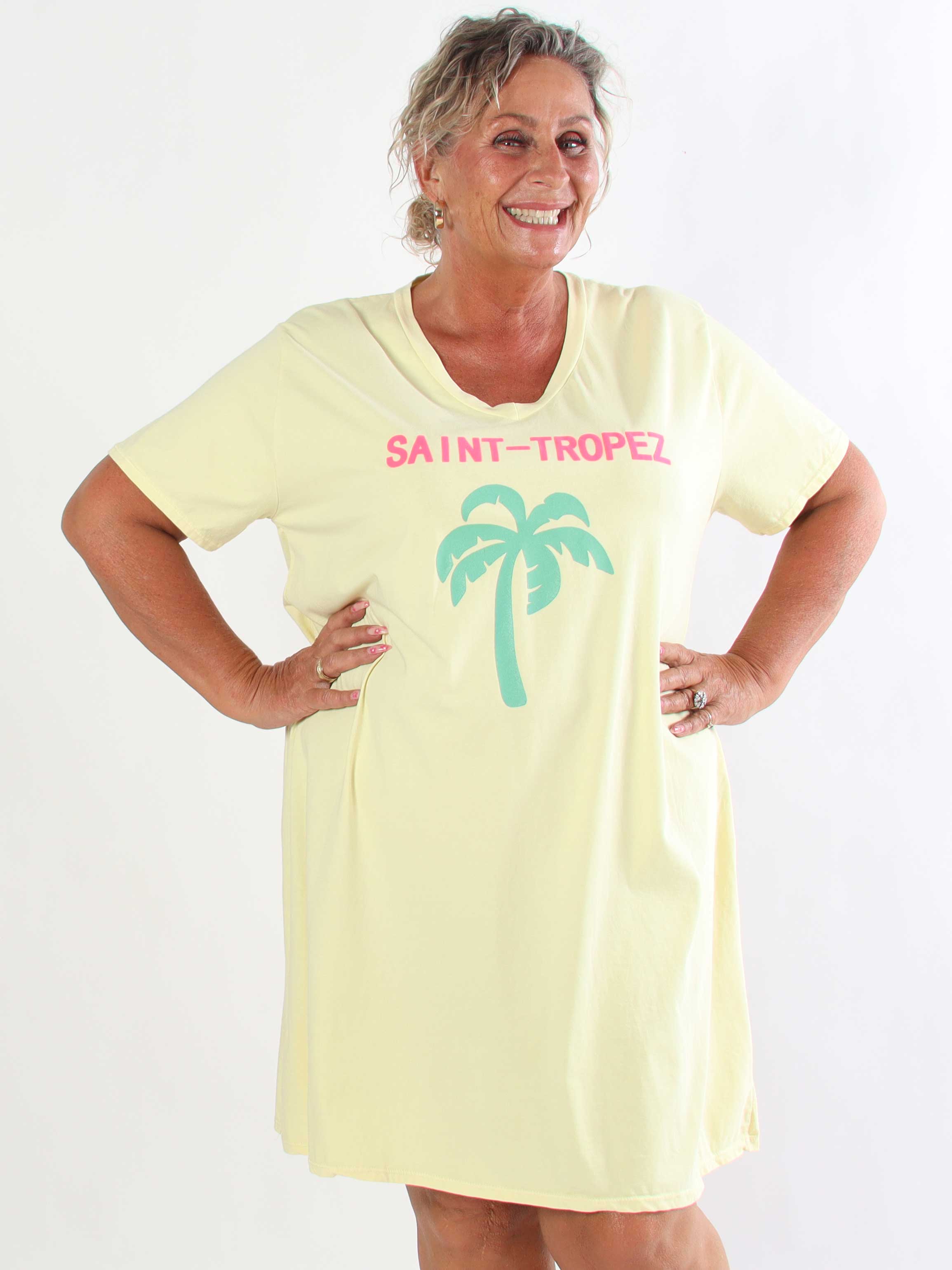 Janina - Blød plus size t-shirtkjole i bomuld med palme på maven