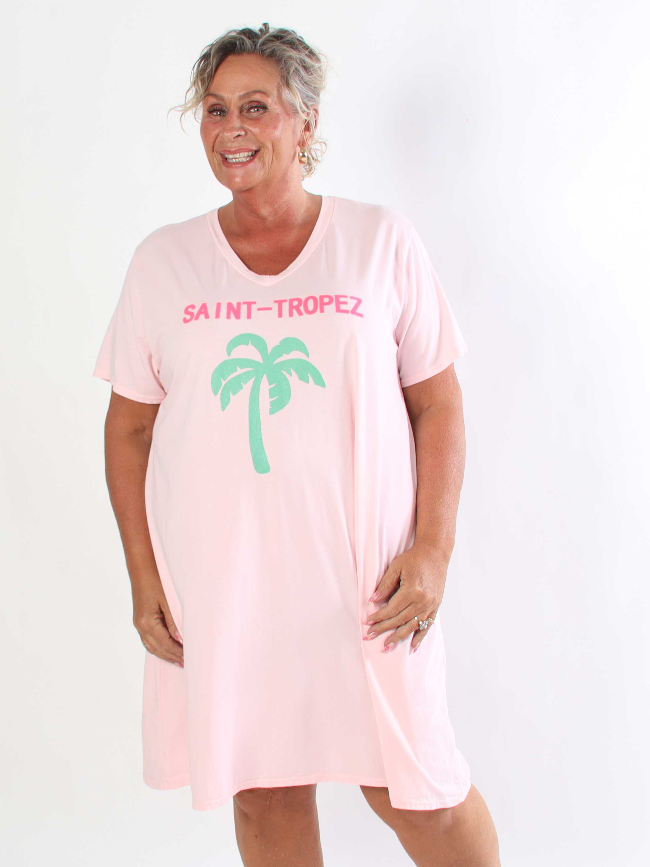 Janina - Blød plus size t-shirtkjole i bomuld med palme på maven