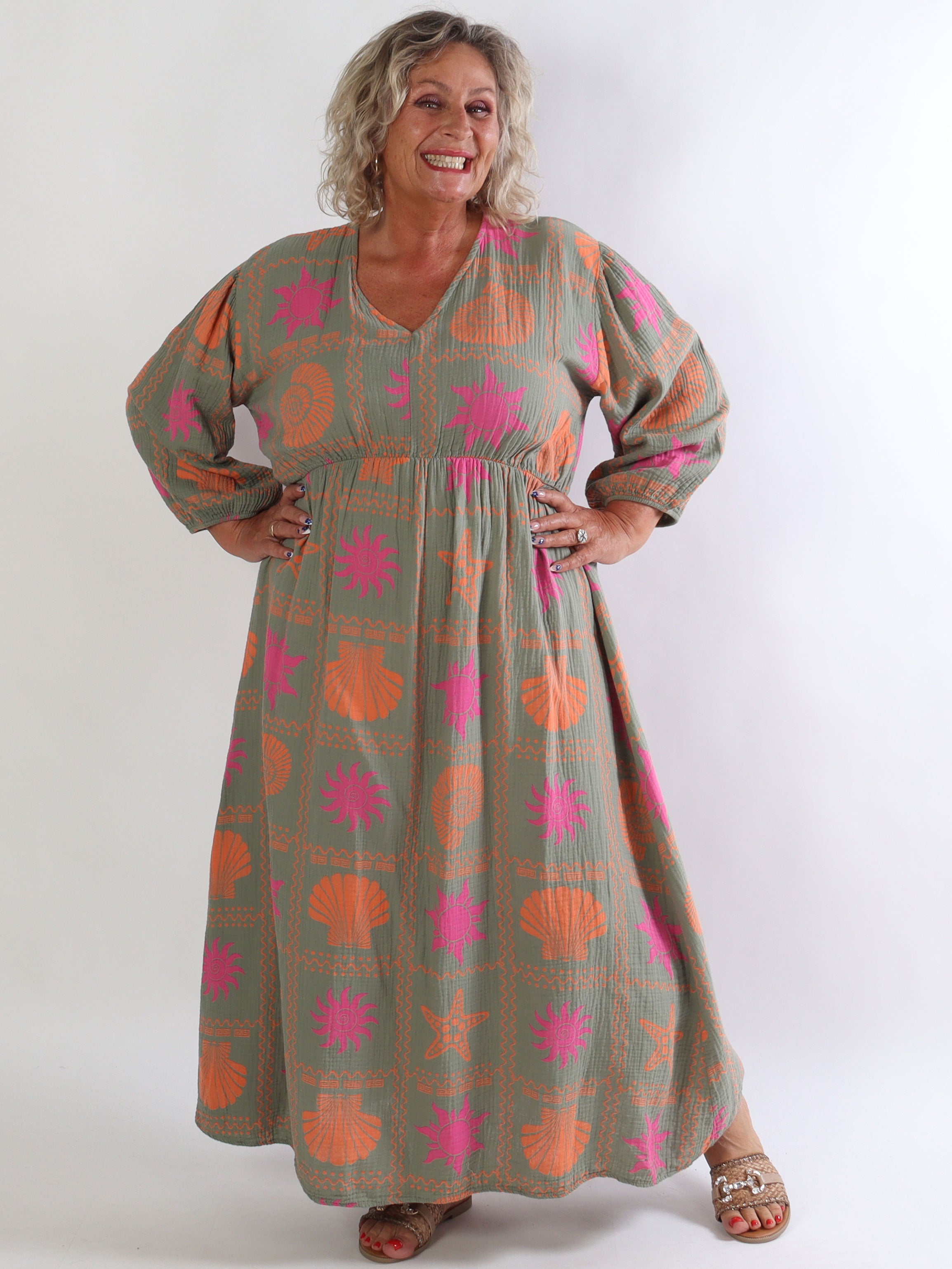 Jasmin - Lång plus size klänning i mjukt muslintyg med färgglada motiv