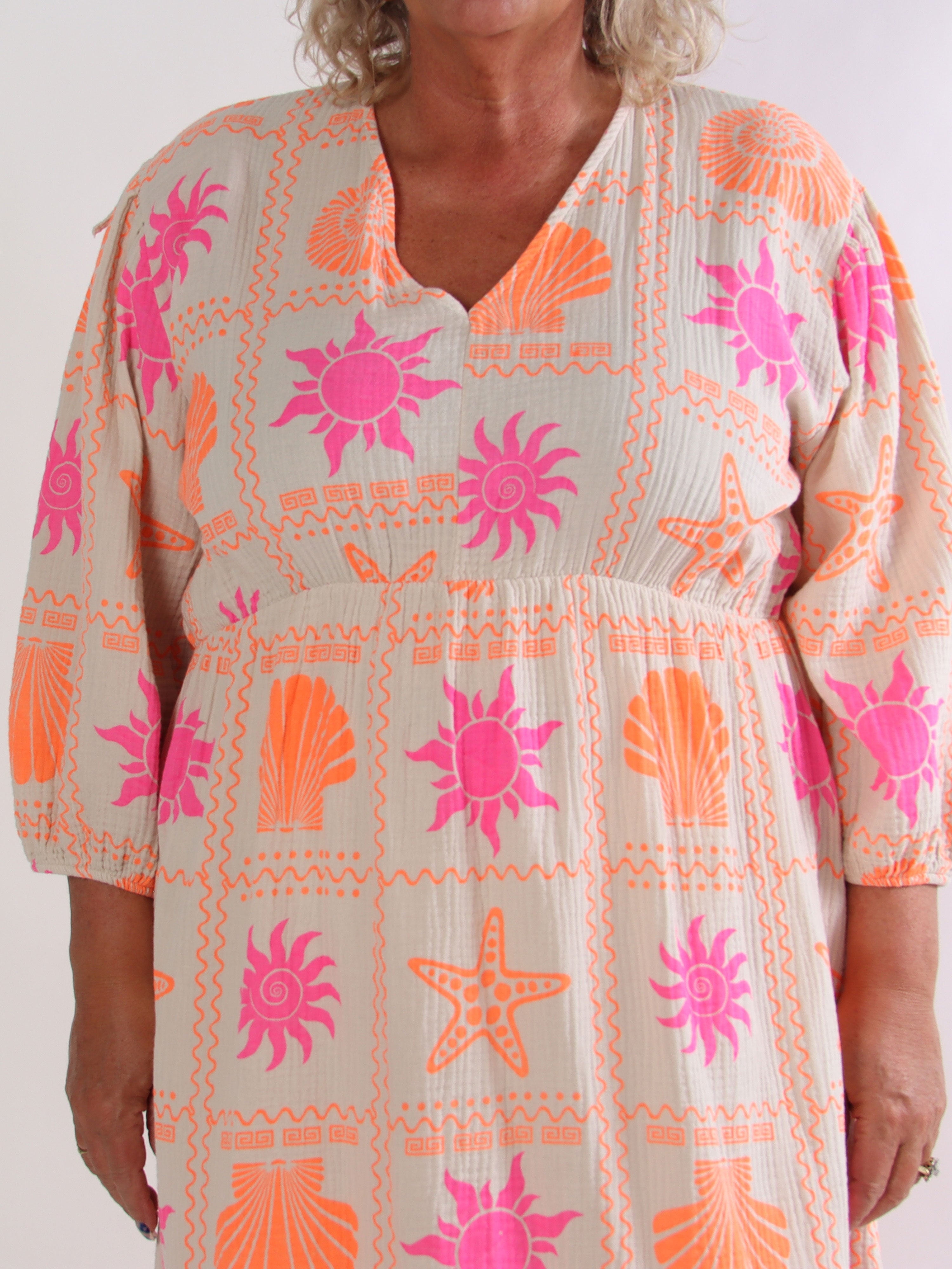 Jasmin - Lång plus size klänning i mjukt muslintyg med färgglada motiv