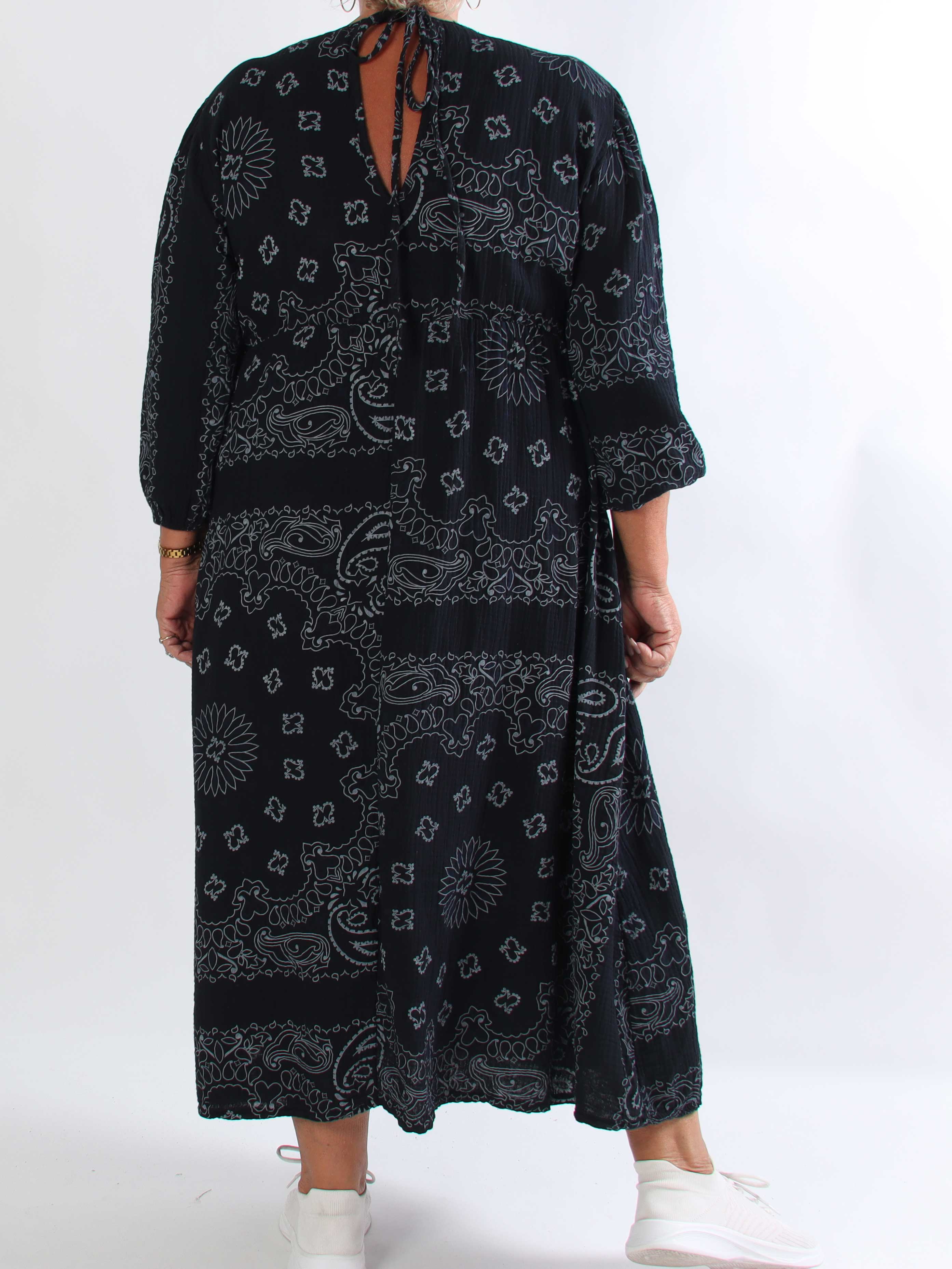 Jasmin Paisley – Plus size klänning i mjuk bomullsmuslin med paisleymönster