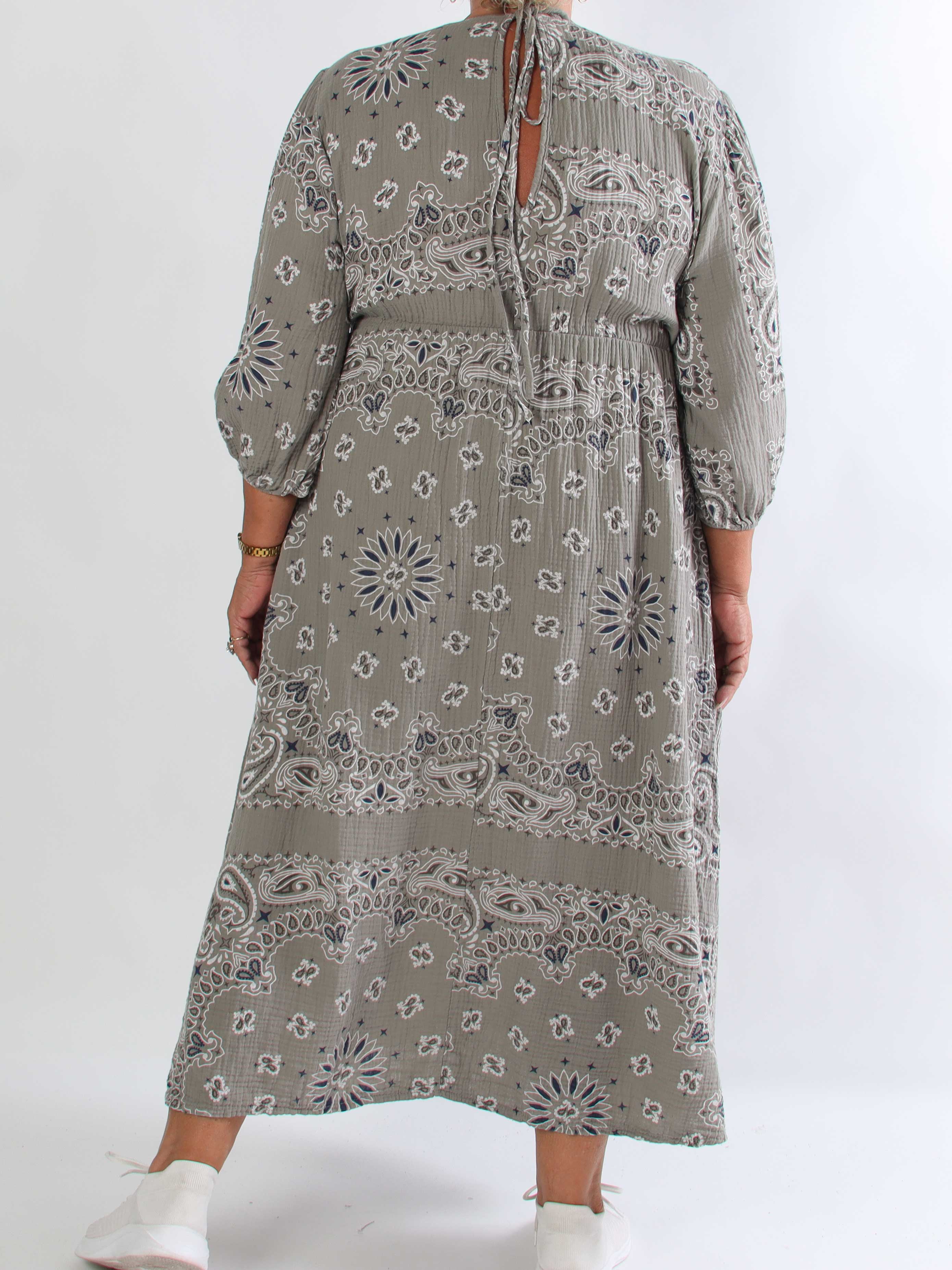 Jasmin Paisley – Plus size klänning i mjuk bomullsmuslin med paisleymönster