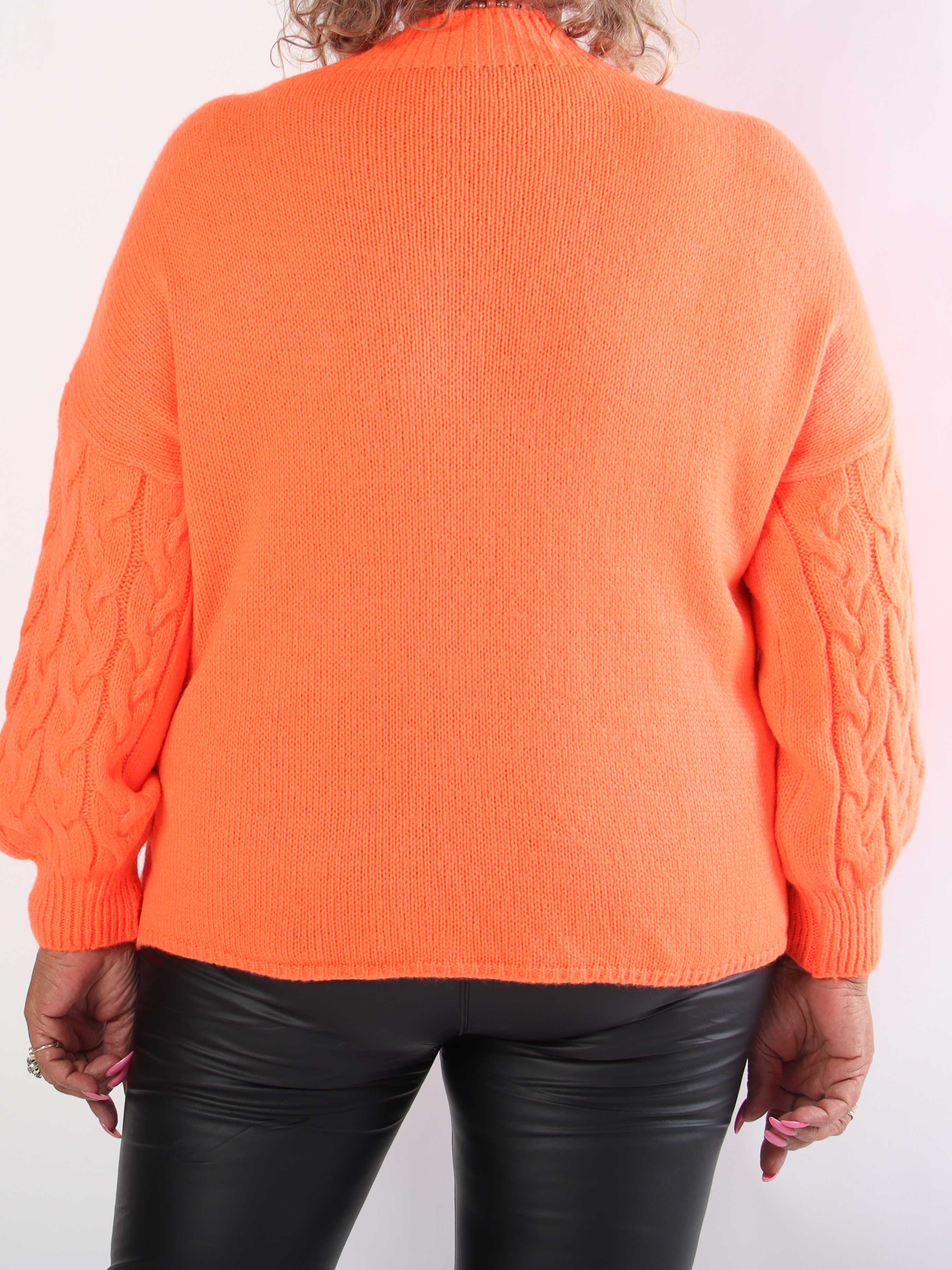 Jayda - Plus size strikbluse i kabelstrik med høj hals og lette ballonærmer