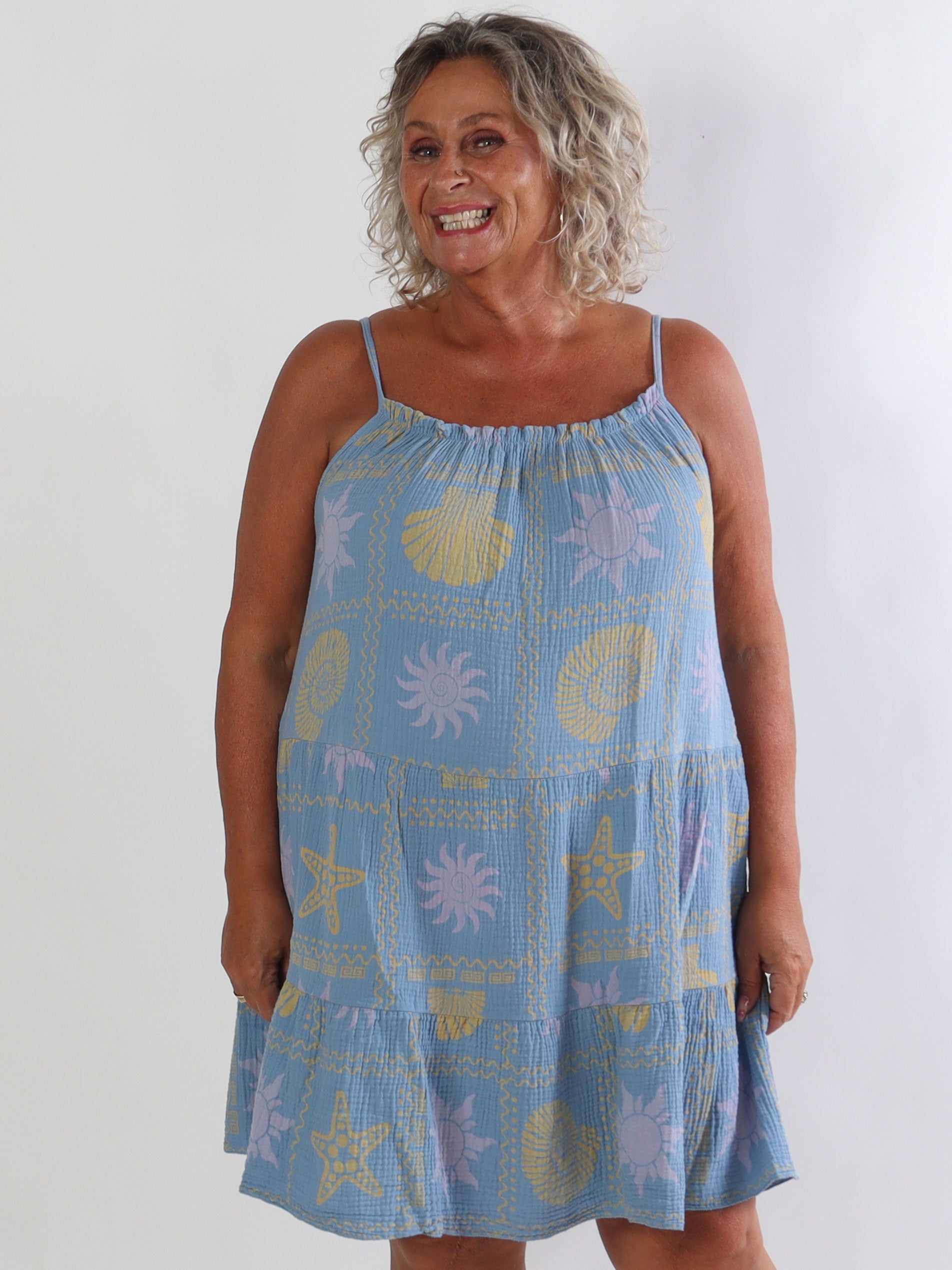 Jill Summer - Plus size axelbandsklänning i mjuk och luftig muslin med fina sommarmotiv