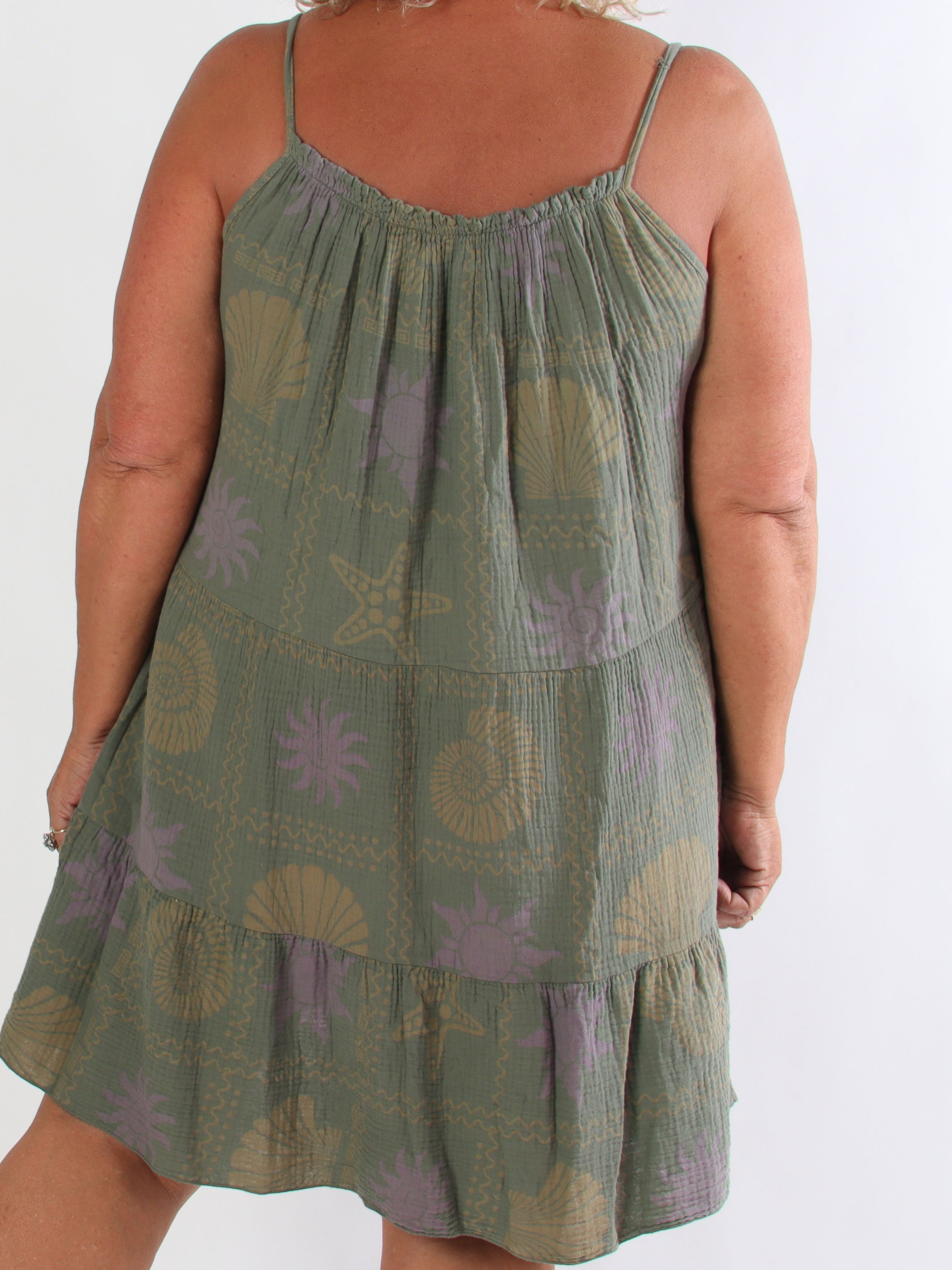 Jill Summer - Plus size axelbandsklänning i mjuk och luftig muslin med fina sommarmotiv