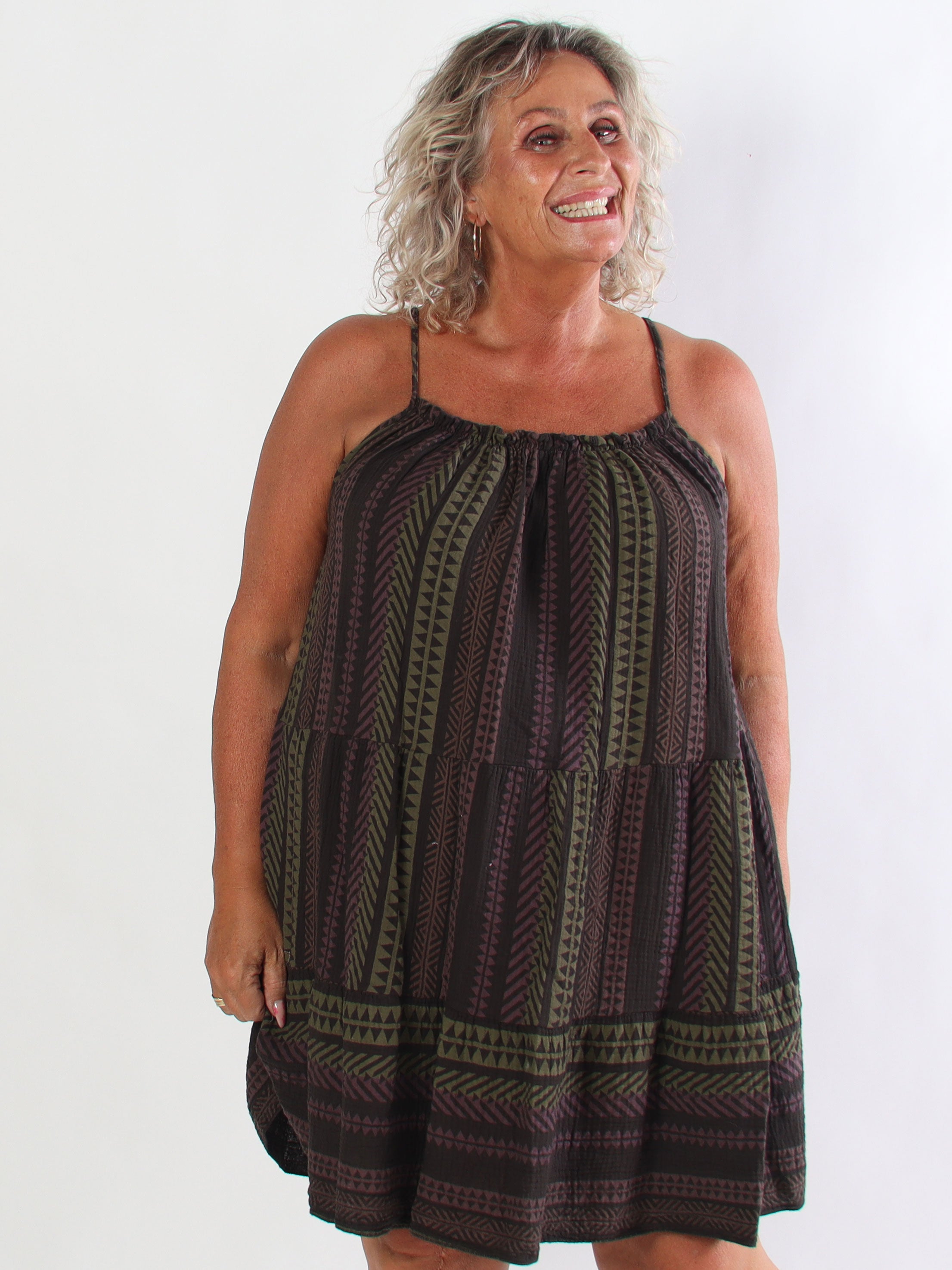 Jill Tribal - Plus size axelbandsklänning i mjuk och luftig muslin med färgglatt mönster
