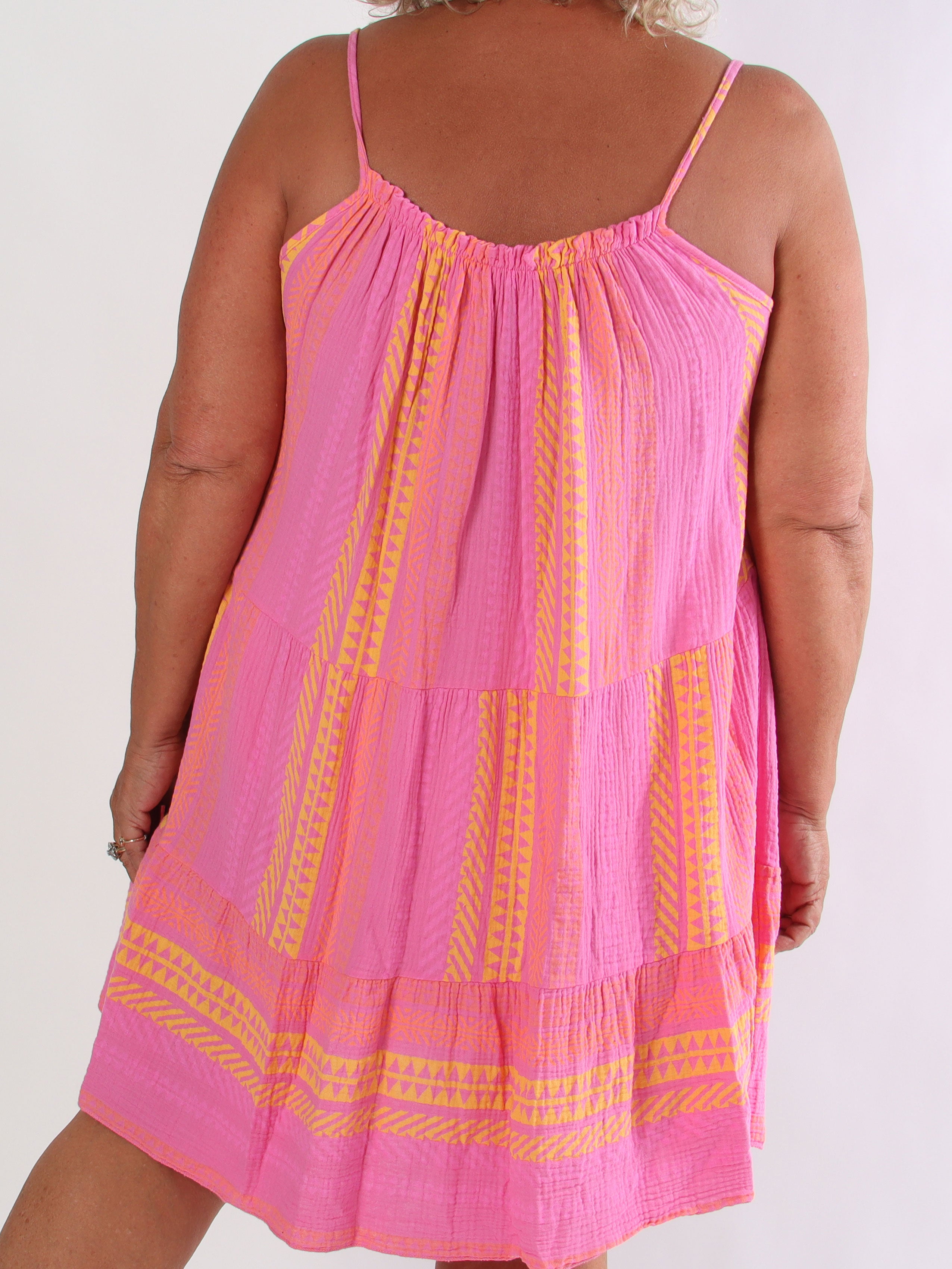 Jill Tribal - Plus size axelbandsklänning i mjuk och luftig muslin med färgglatt mönster