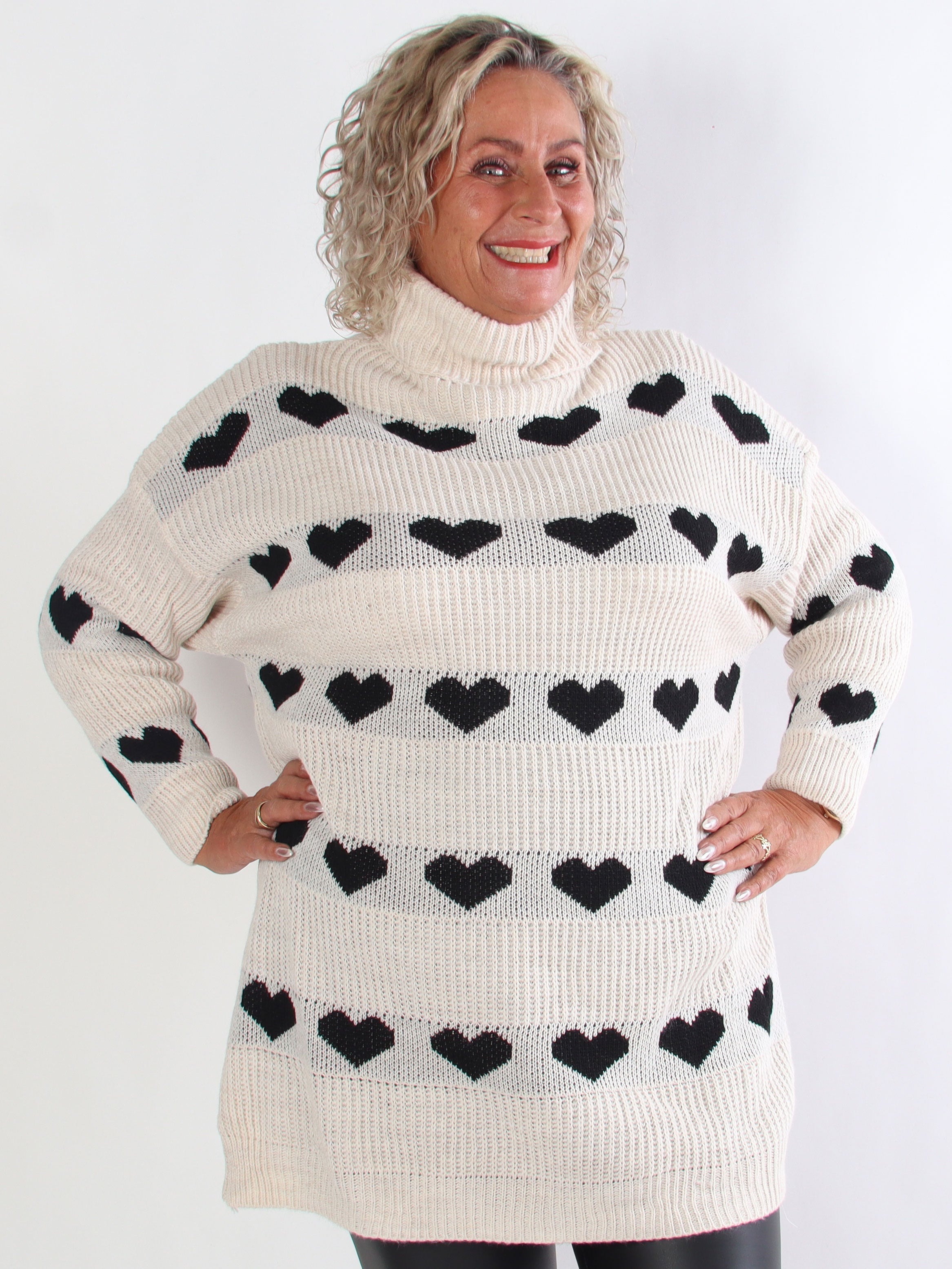 Jody - Stickad plus size klänning med hjärtan och polokrage