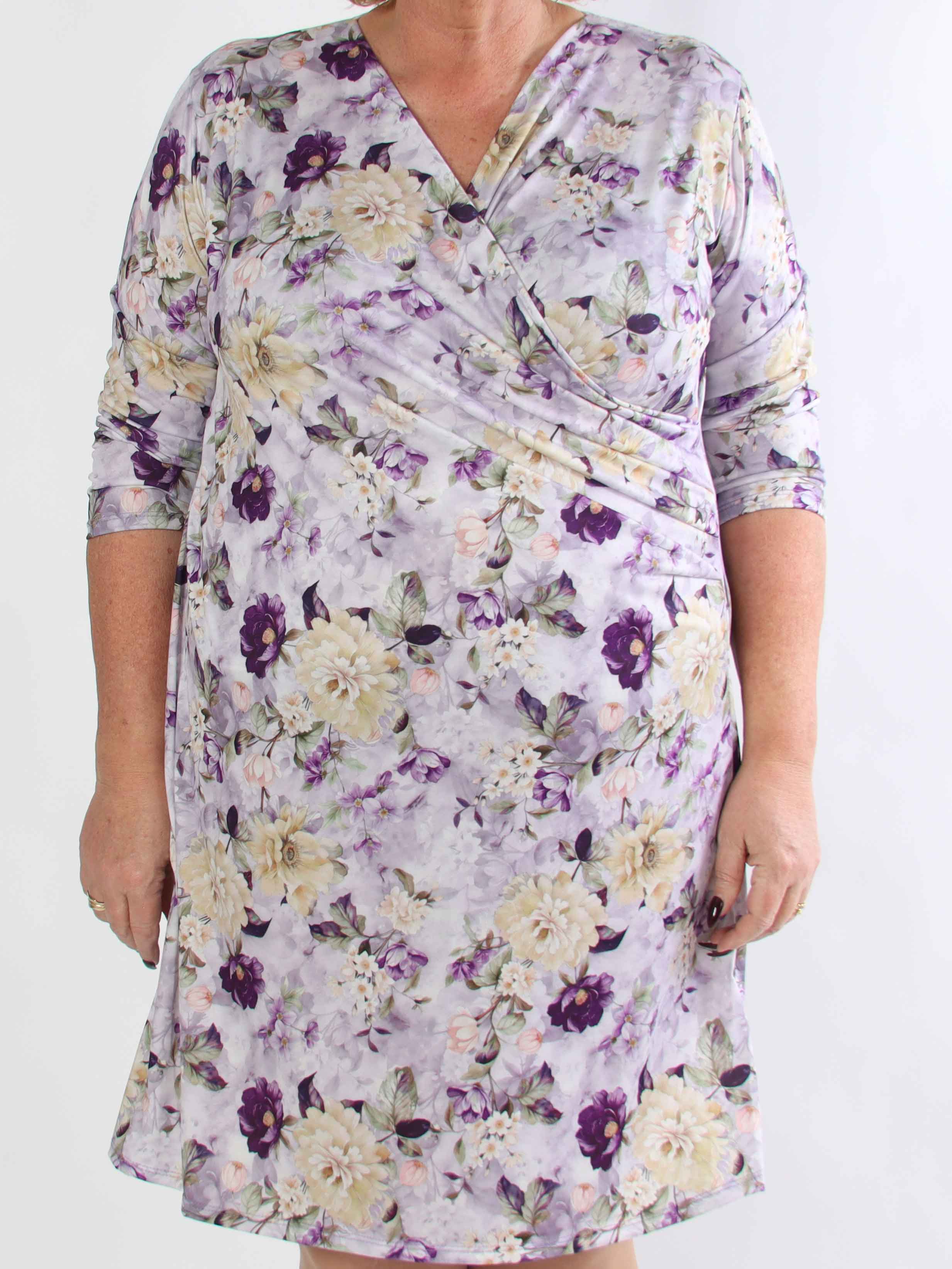 Josie - Sød plus size kjole med fine bonderoser og slå-om look