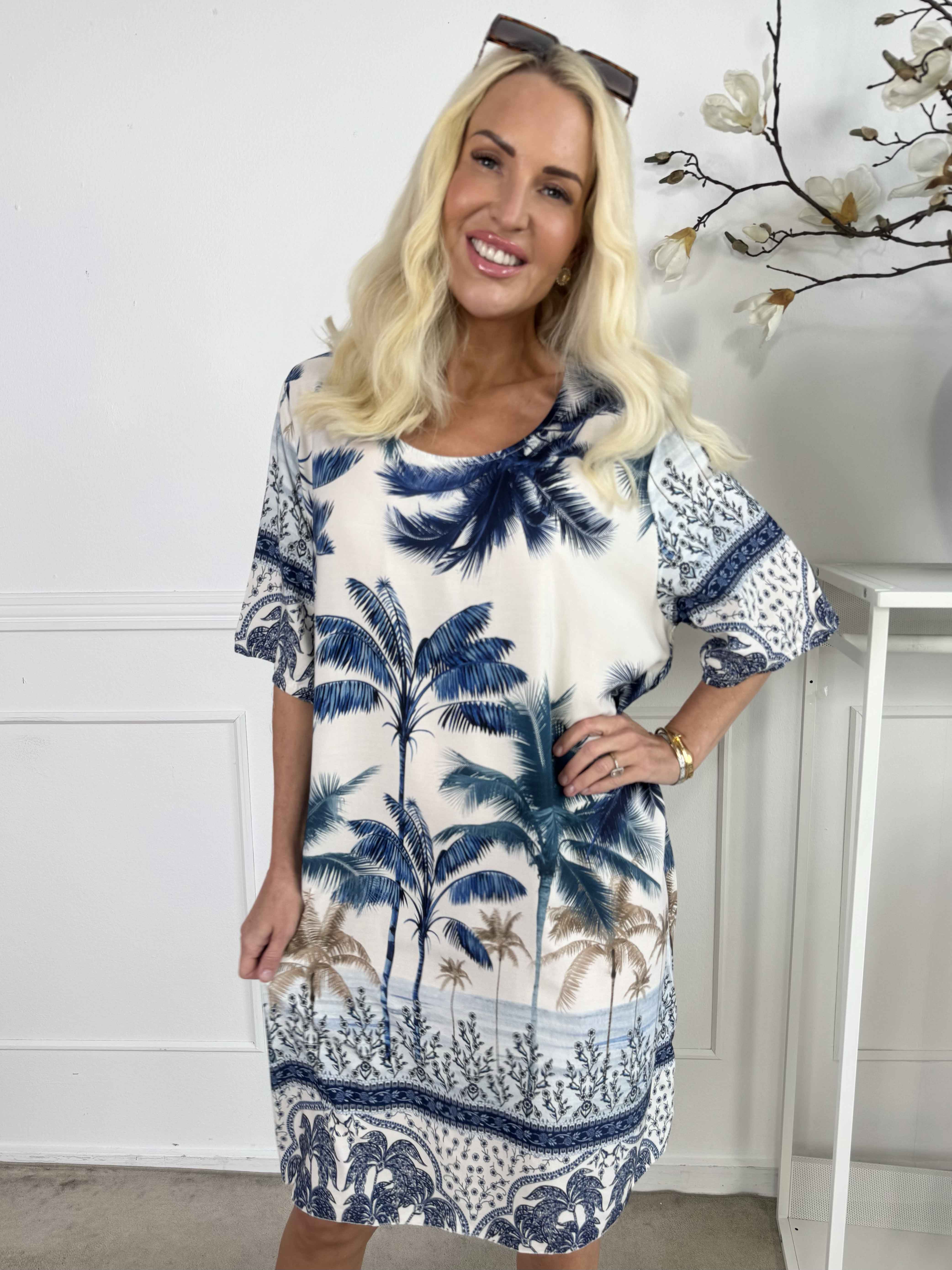 Julia - Sommarklänning med palmer och mönster
