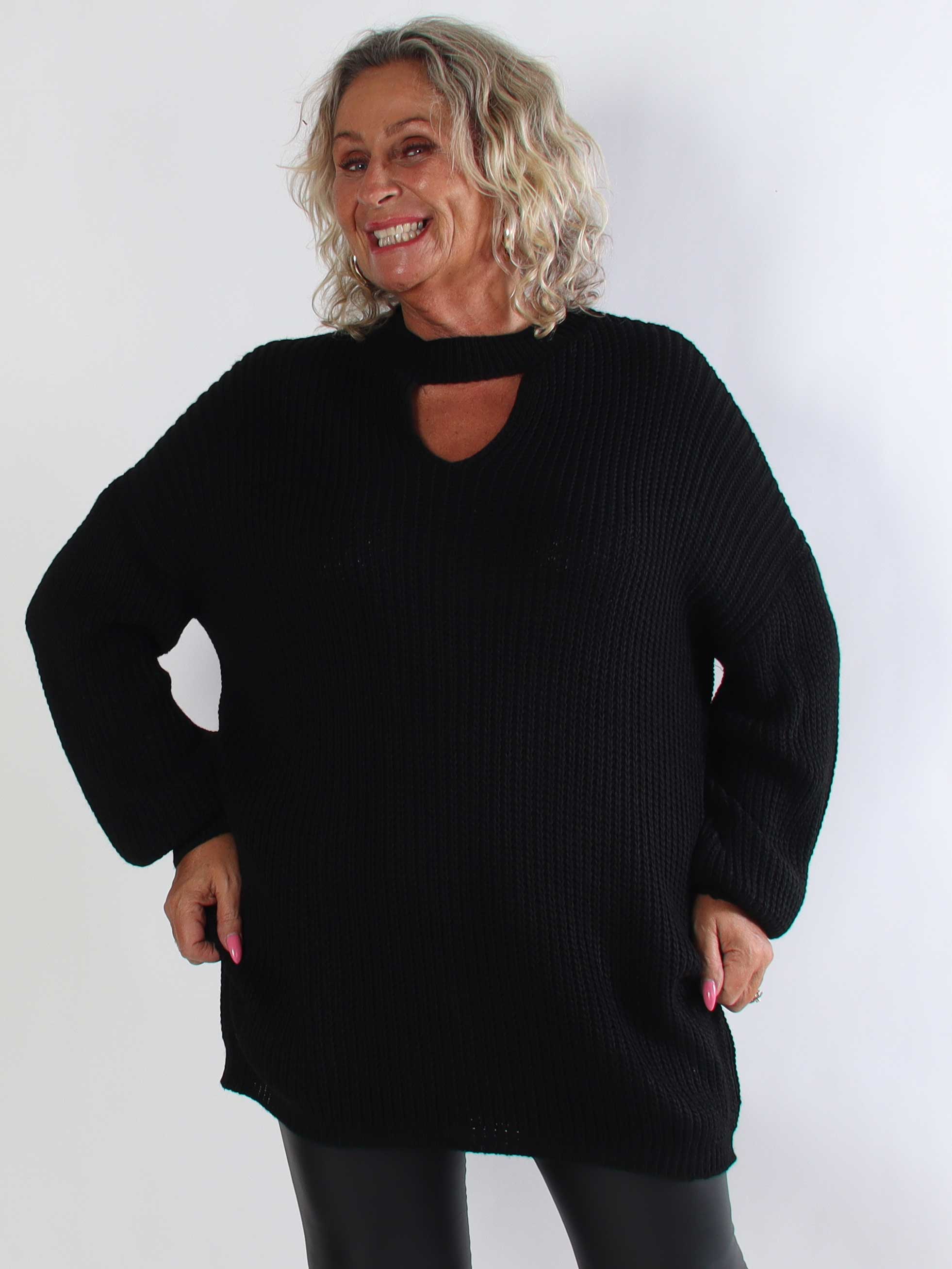 Julia - Plus size strikkjole med lille V-udskæring, halskant og lette ballonærmer