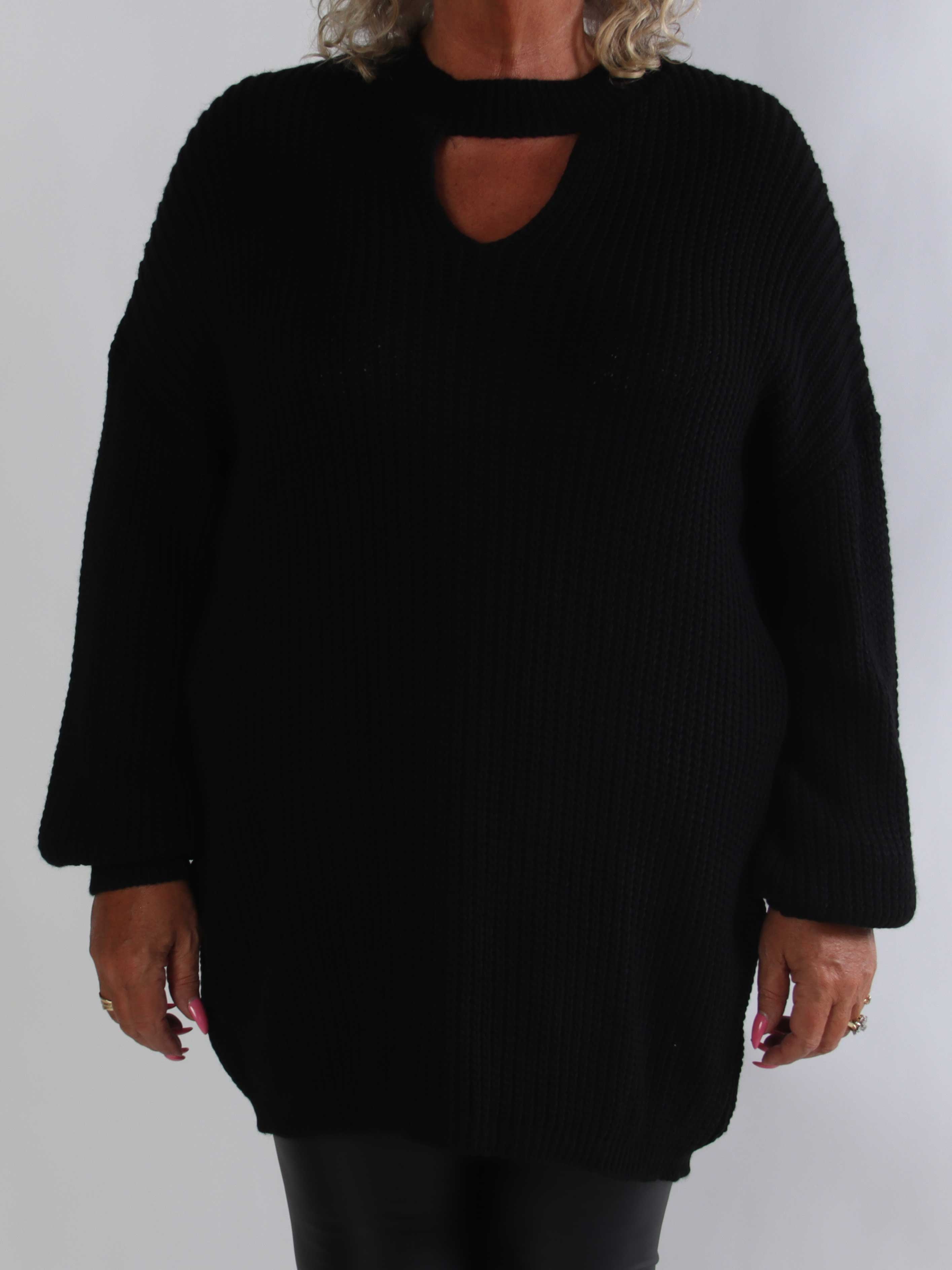 Julia - Plus size strikkjole med lille V-udskæring, halskant og lette ballonærmer