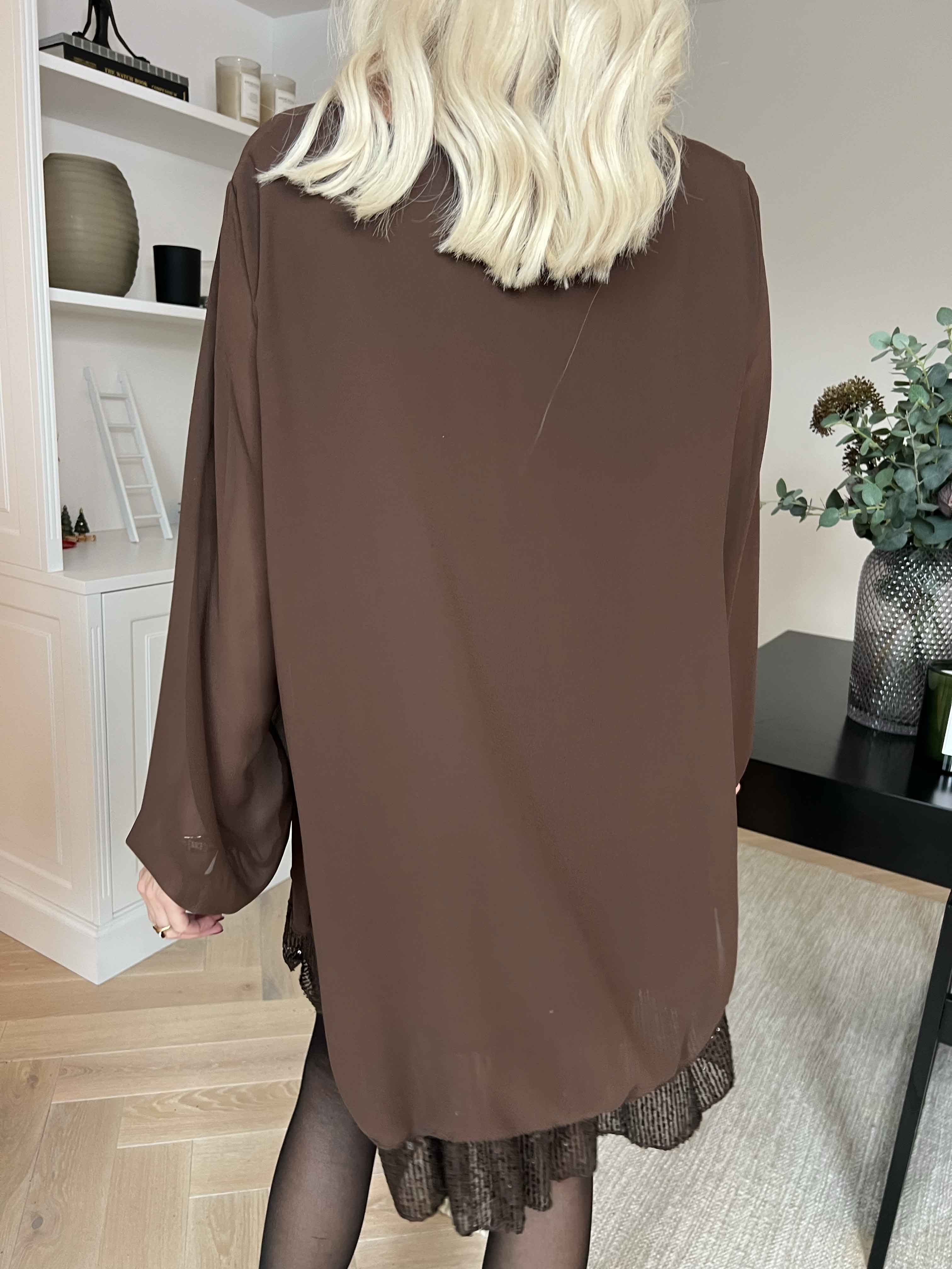 Kamilla - Festredo tunikaklänning med chiffonglager och paljetter