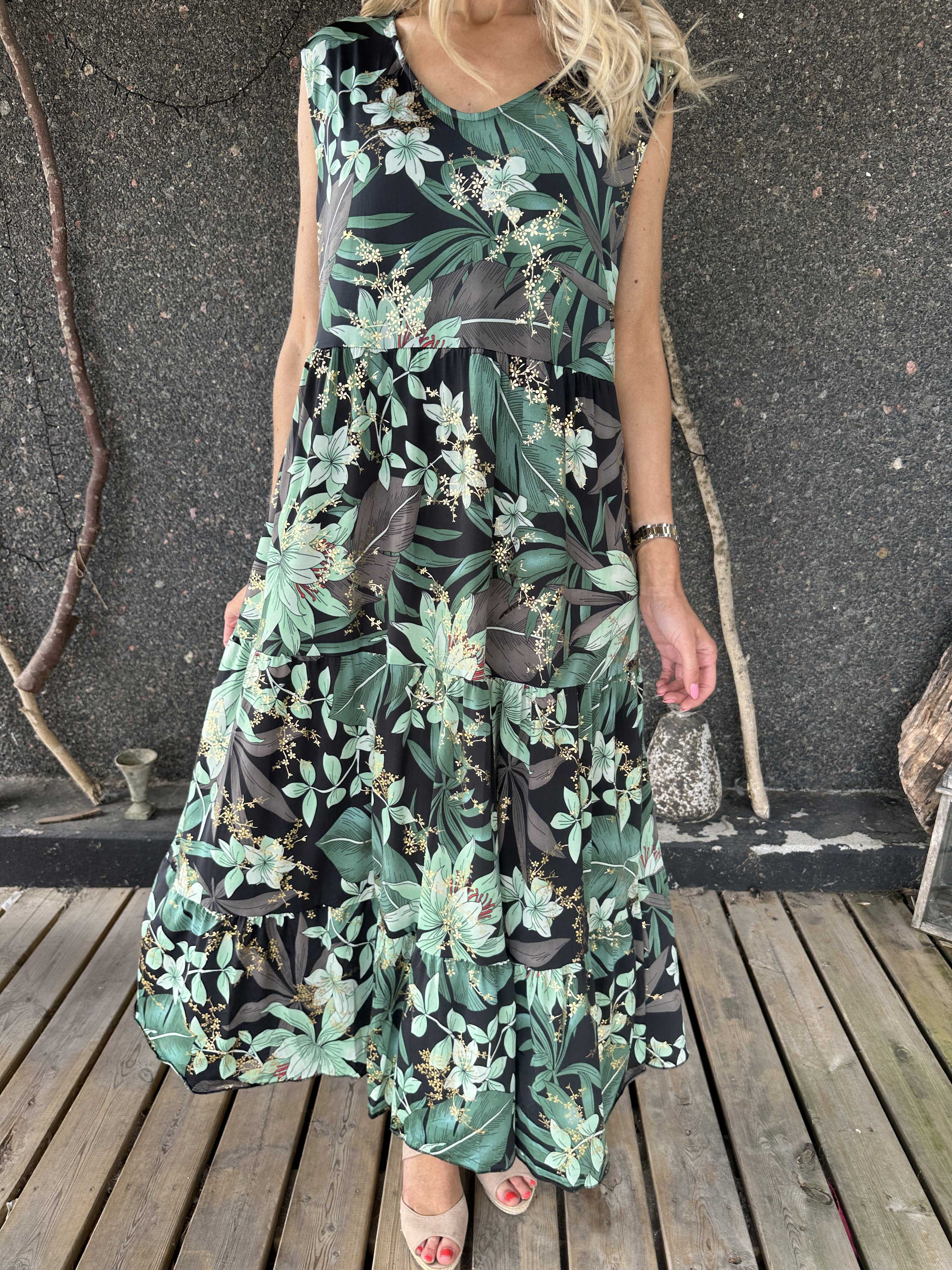Karini - Lång elastisk blommig klänning med lager på lager look
