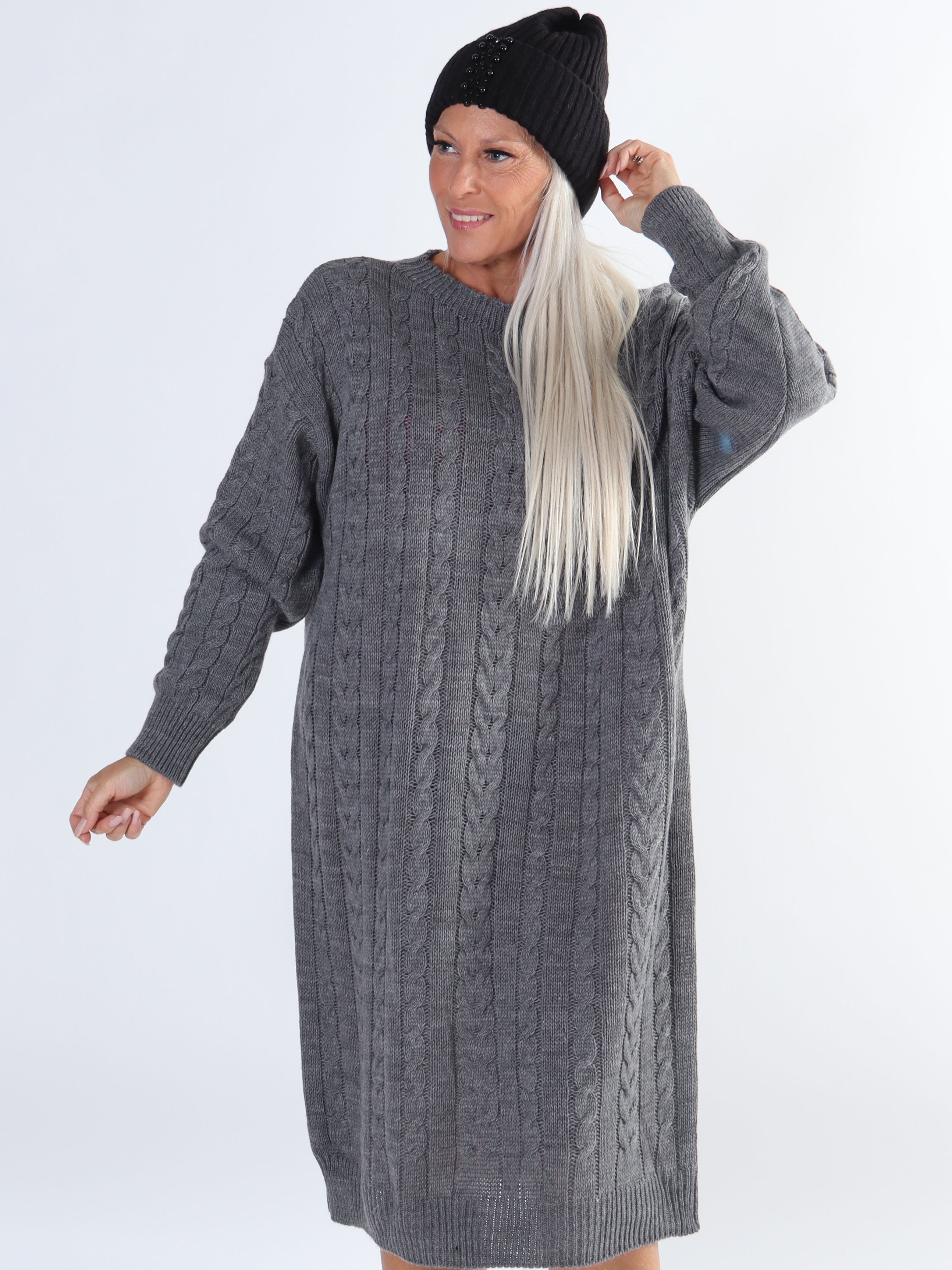 Karolina - Lång plus size klänning med kabelstickning