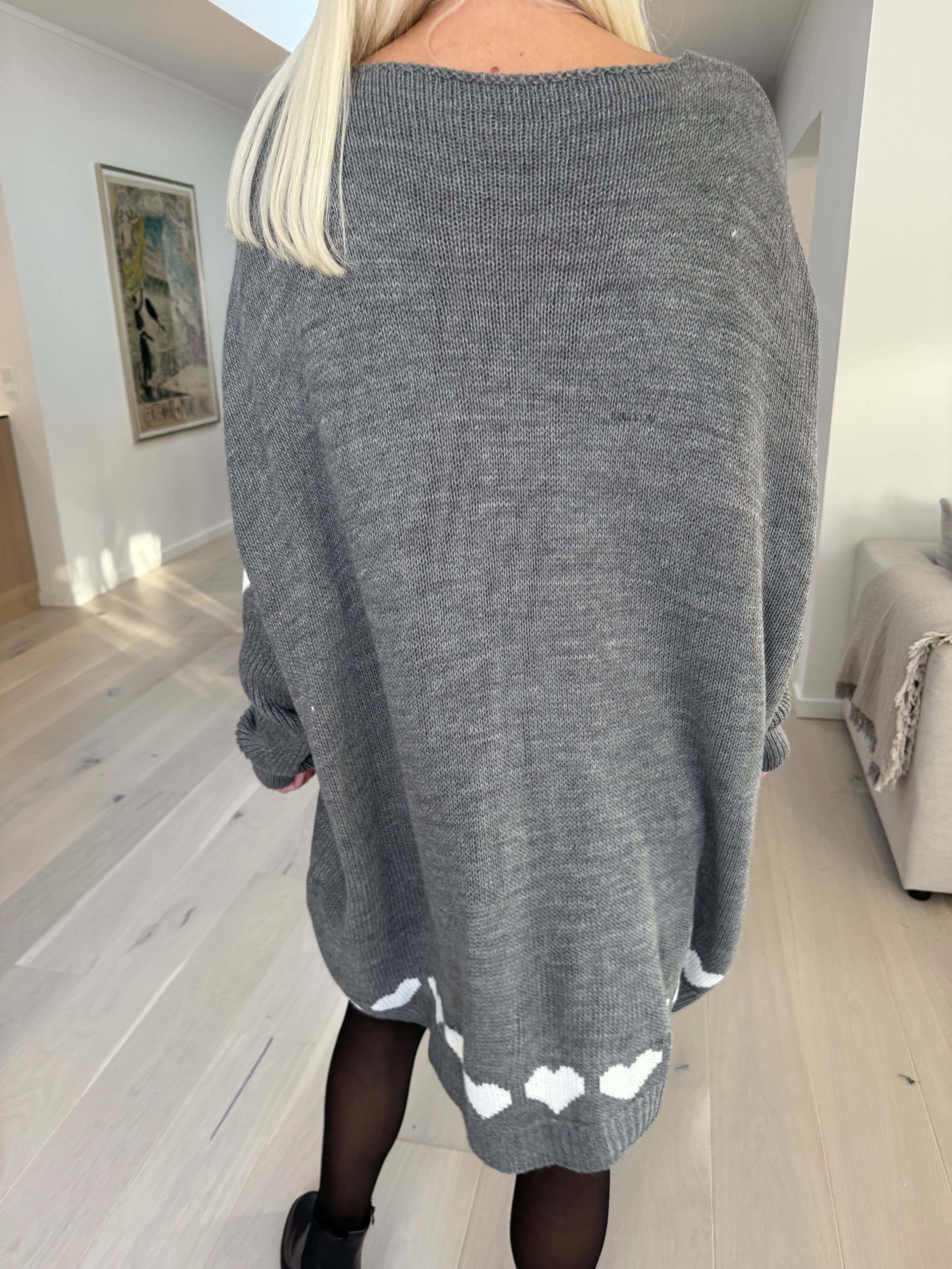 Katerina - Stickad klänning med söta hjärtdetaljer