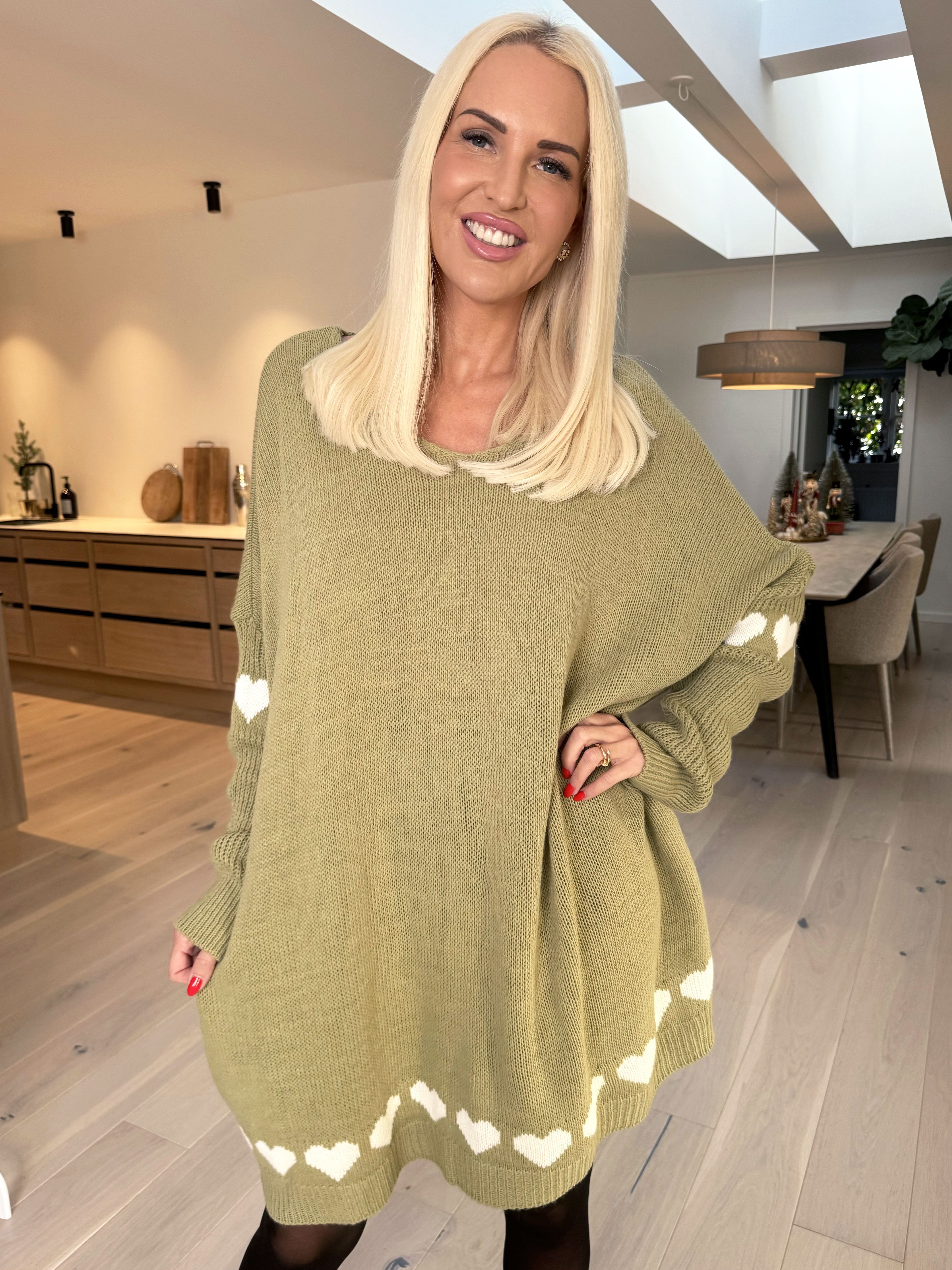 Katerina - Stickad klänning med söta hjärtdetaljer