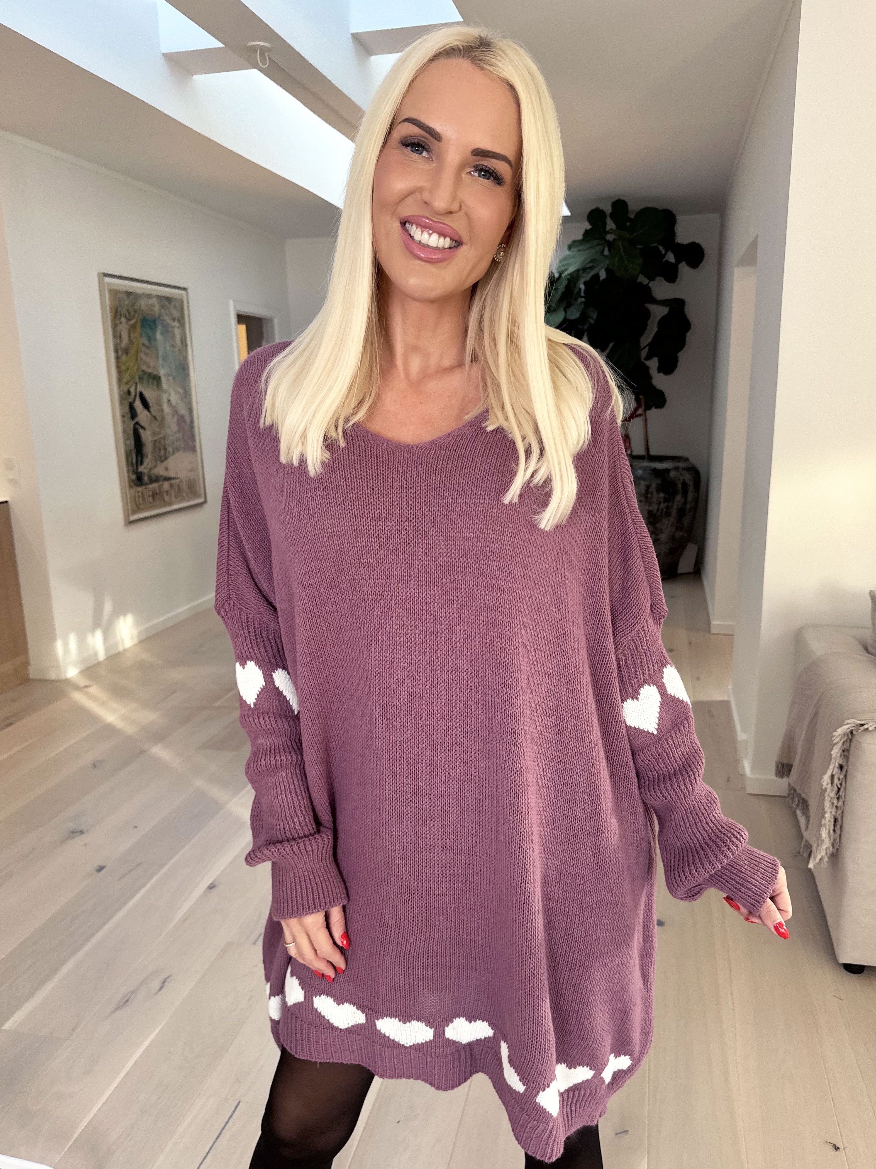 Katerina - Stickad klänning med söta hjärtdetaljer