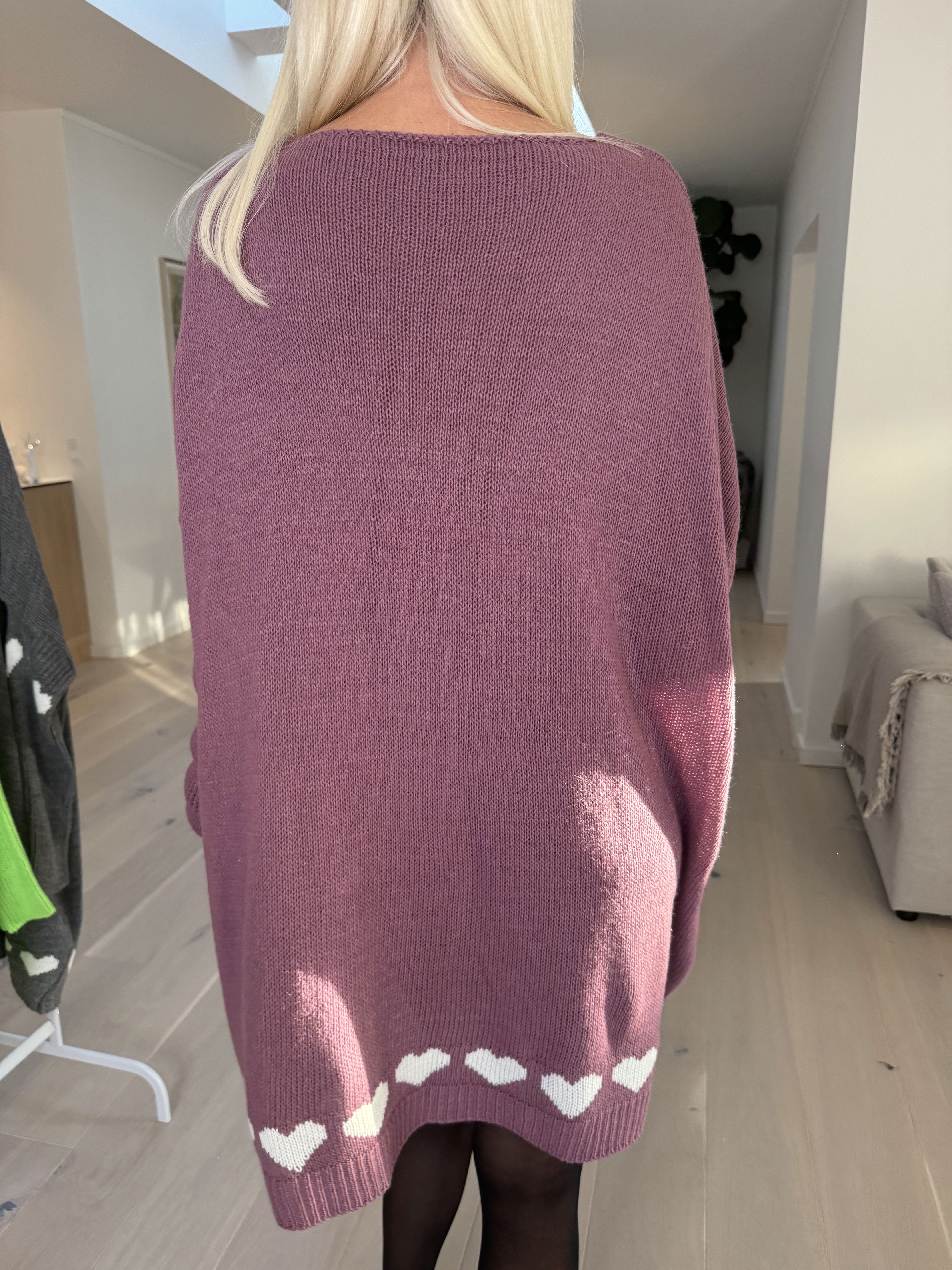 Katerina - Stickad klänning med söta hjärtdetaljer