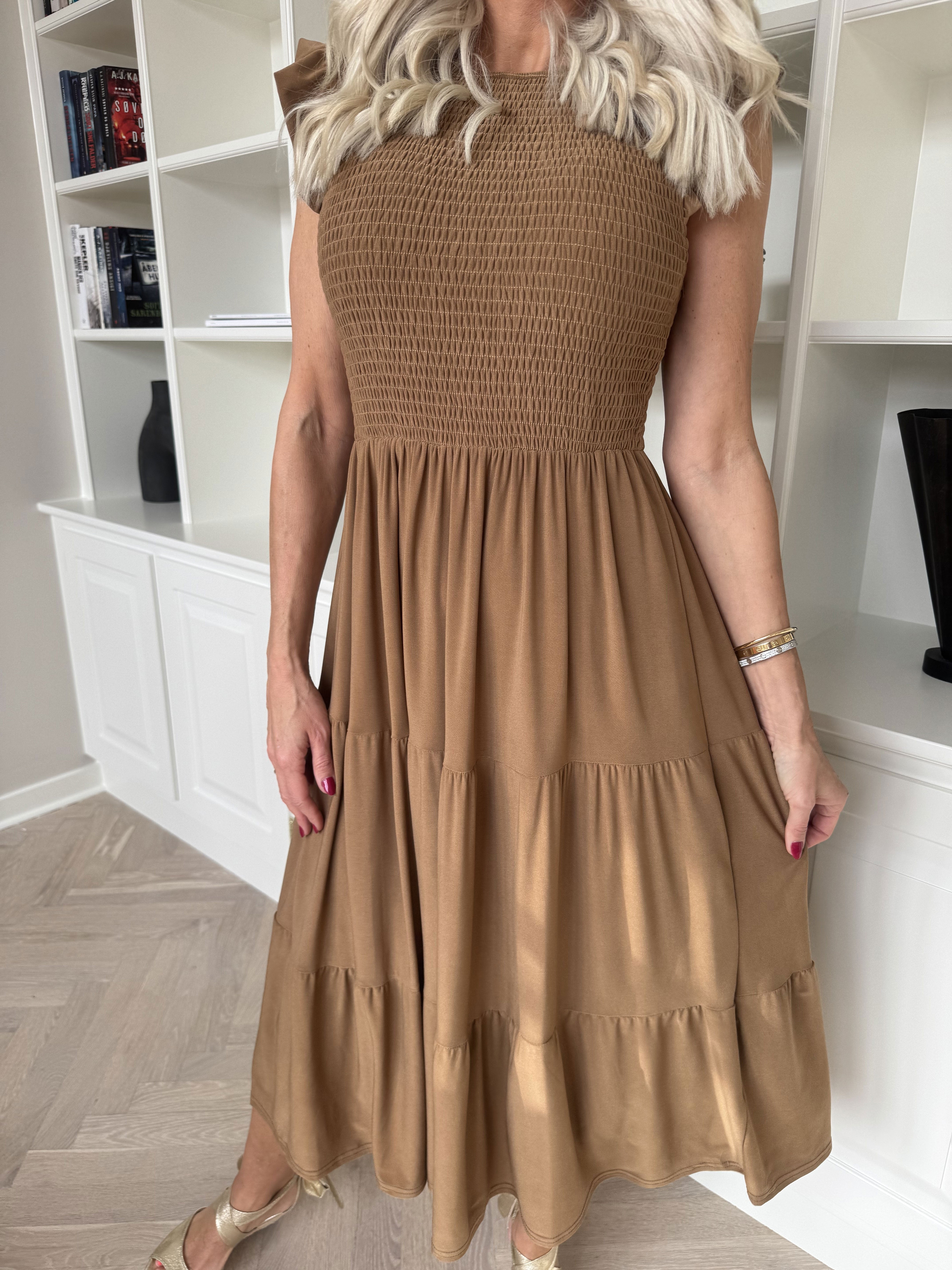 Kelly Sleeveless - Elastisk klänning med smockat bröst