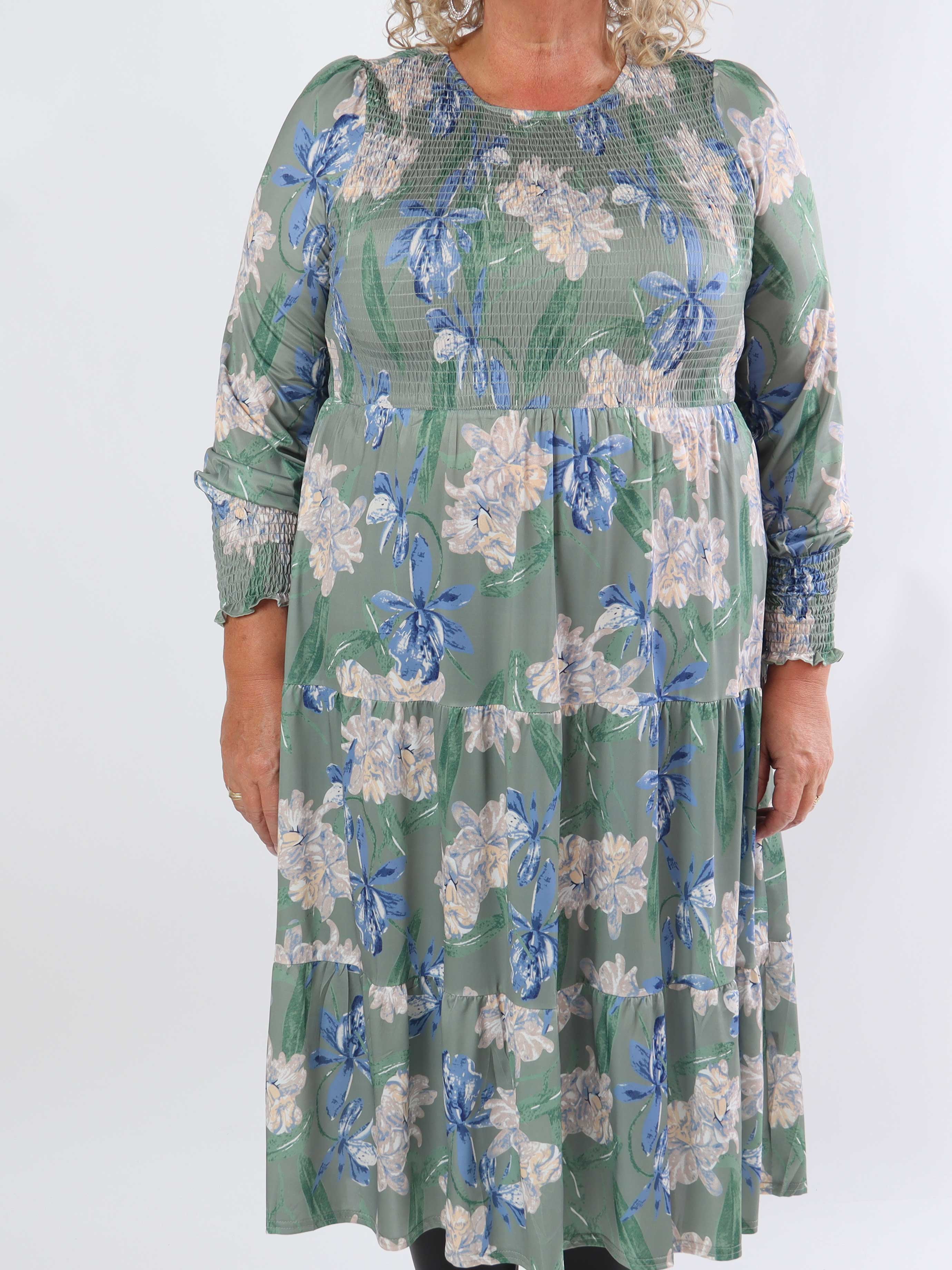 Kelly Flower Dress - Elastisk klänning i plusstorlek med smock över bröstet