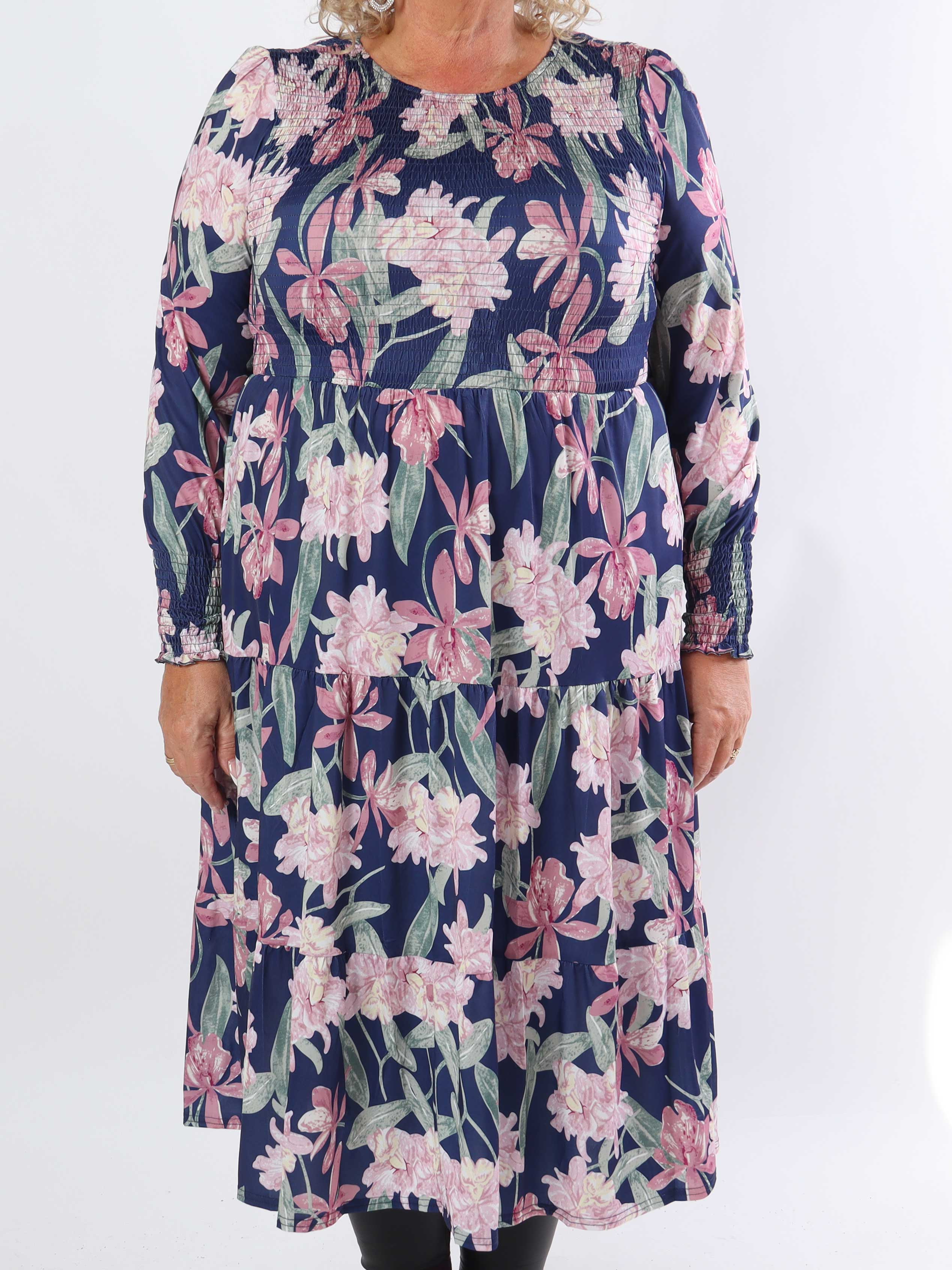 Kelly Flower Dress - Elastisk klänning i plusstorlek med smock över bröstet