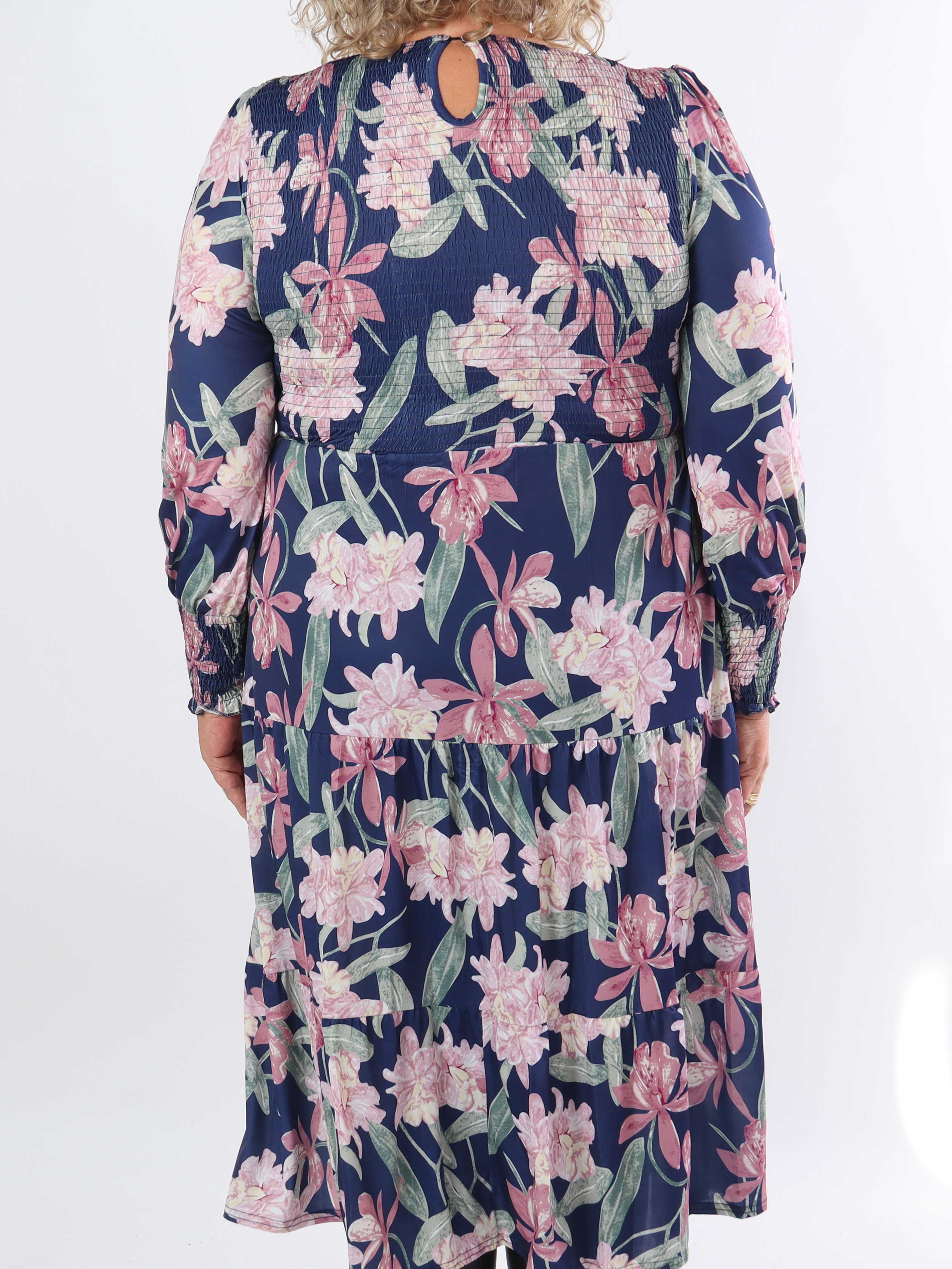 Kelly Flower Dress - Elastisk klänning i plusstorlek med smock över bröstet