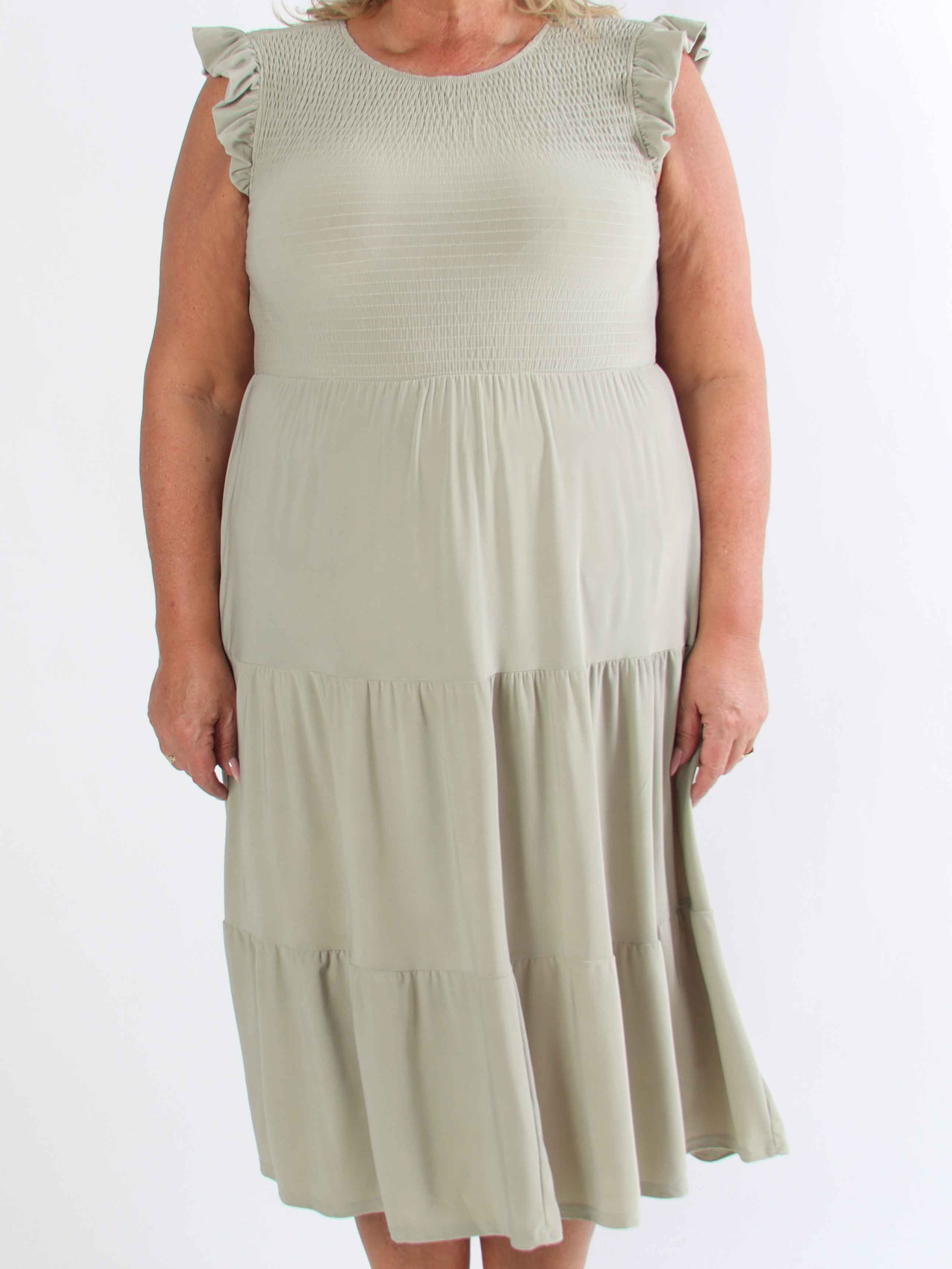 Kelly Sleeveless - Elastisk plus size-klänning med smockat bröst